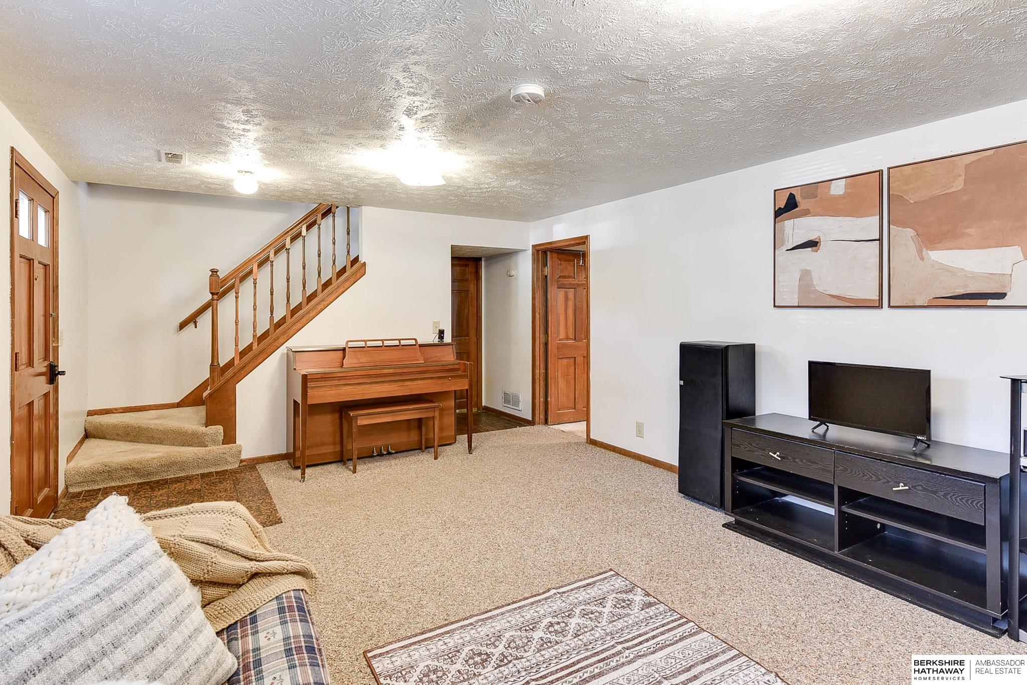 10105 Mockingbird Drive