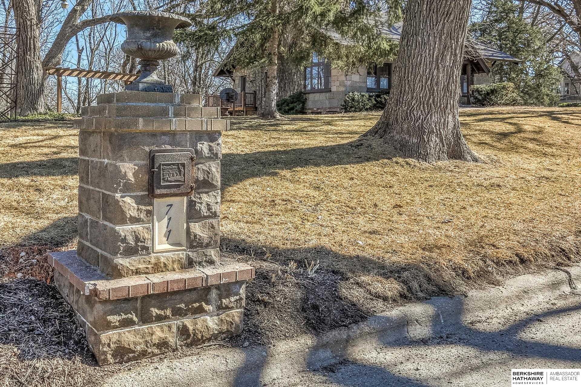 711 Bellevue Boulevard S