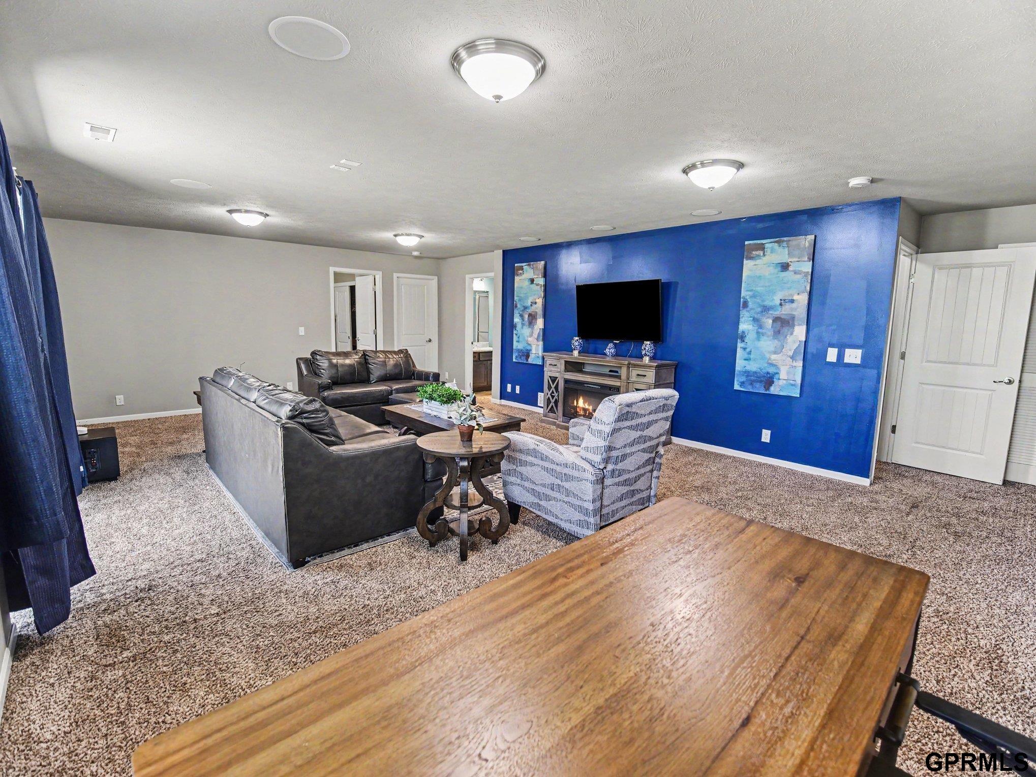 7006 N 143 Circle