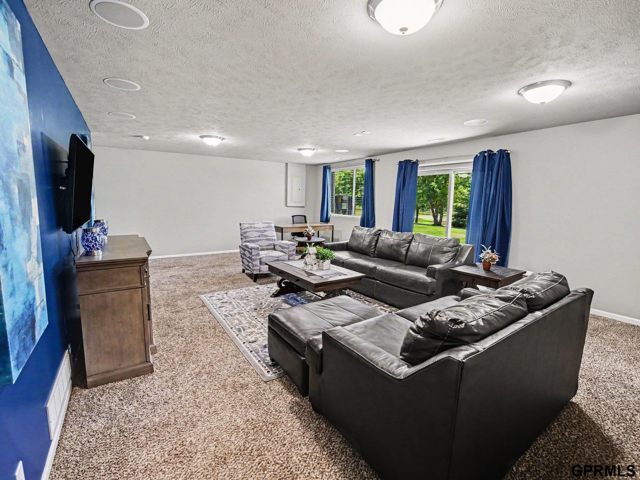 7006 N 143 Circle
