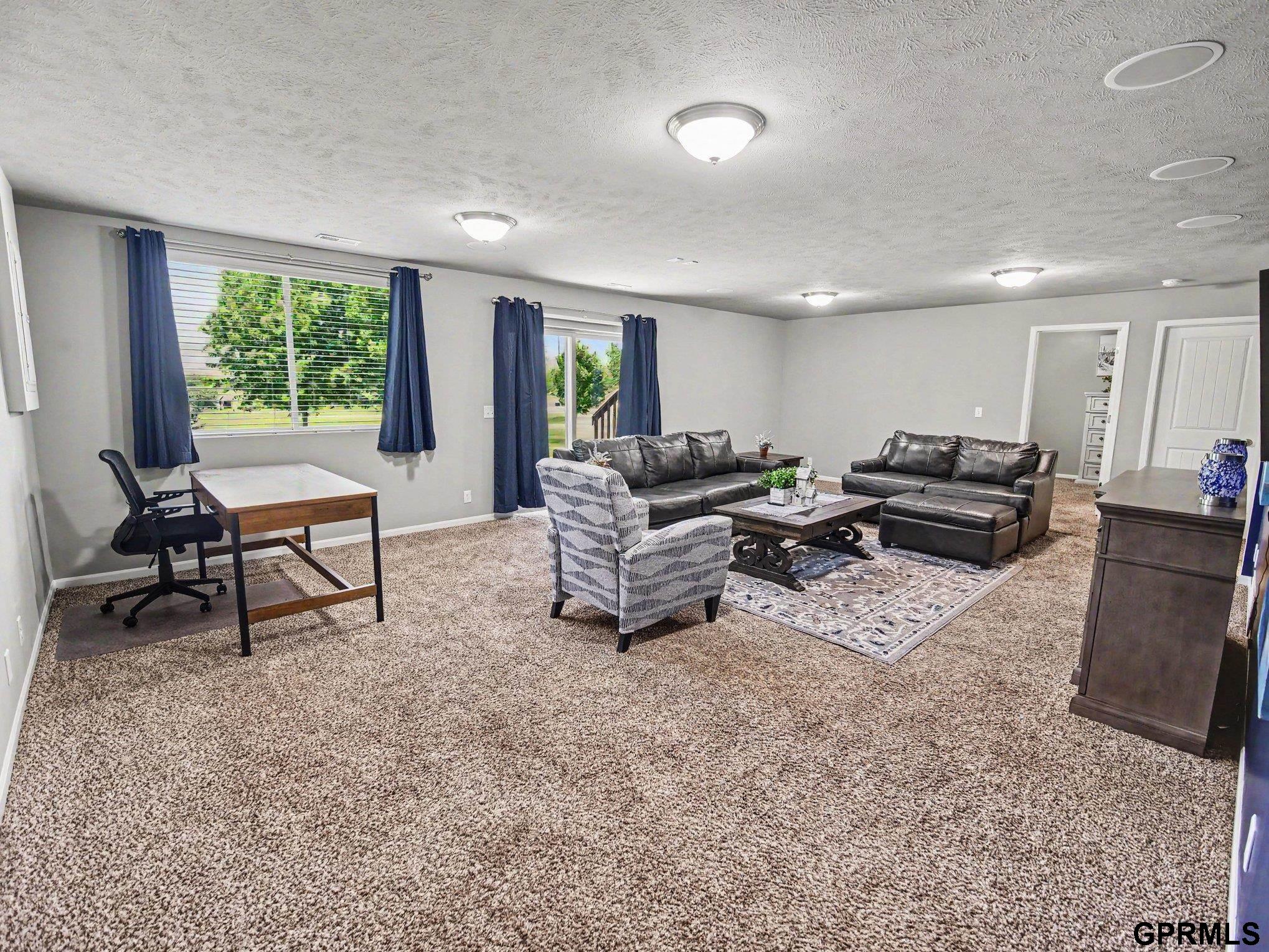 7006 N 143 Circle