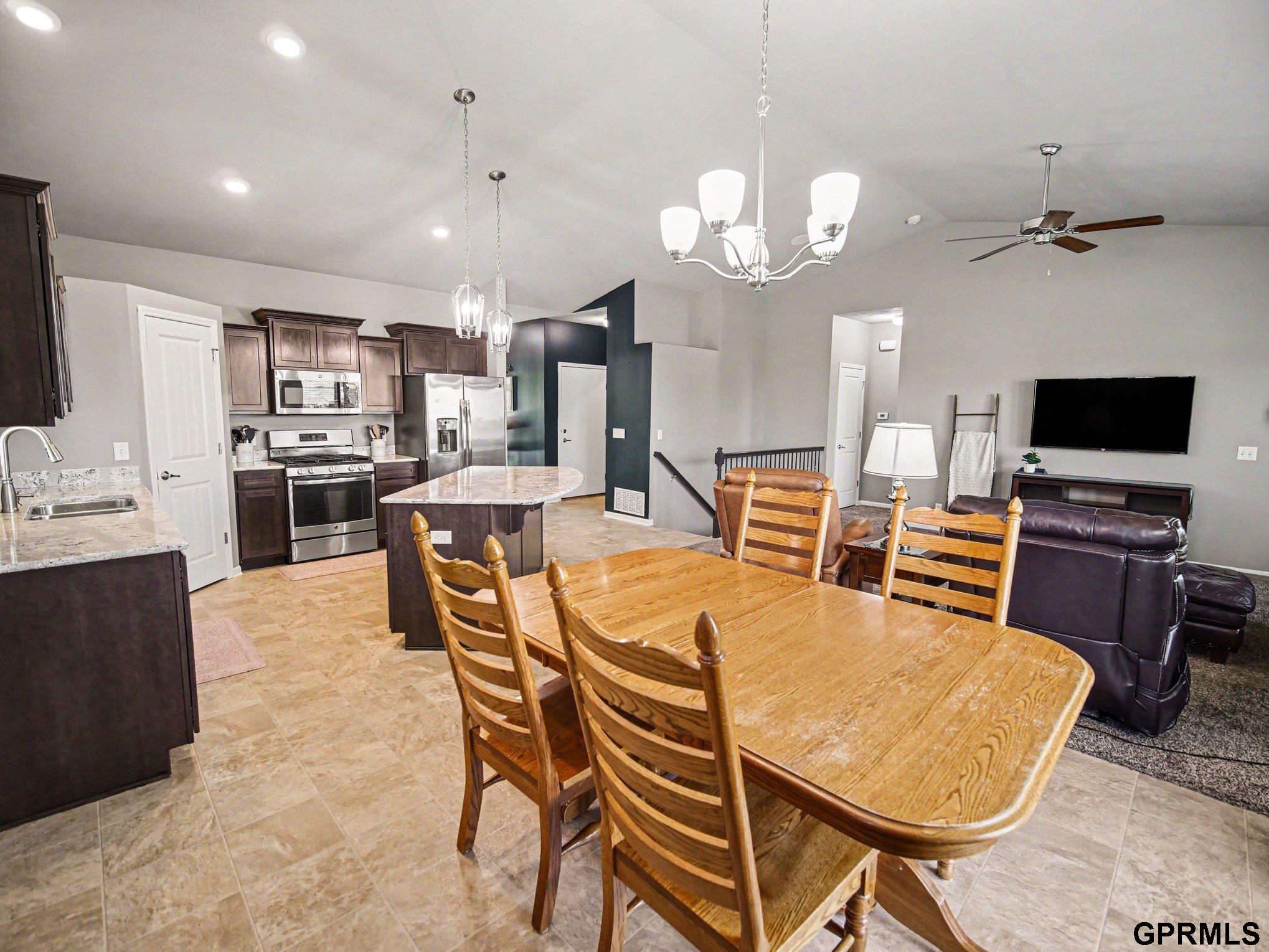 7006 N 143 Circle
