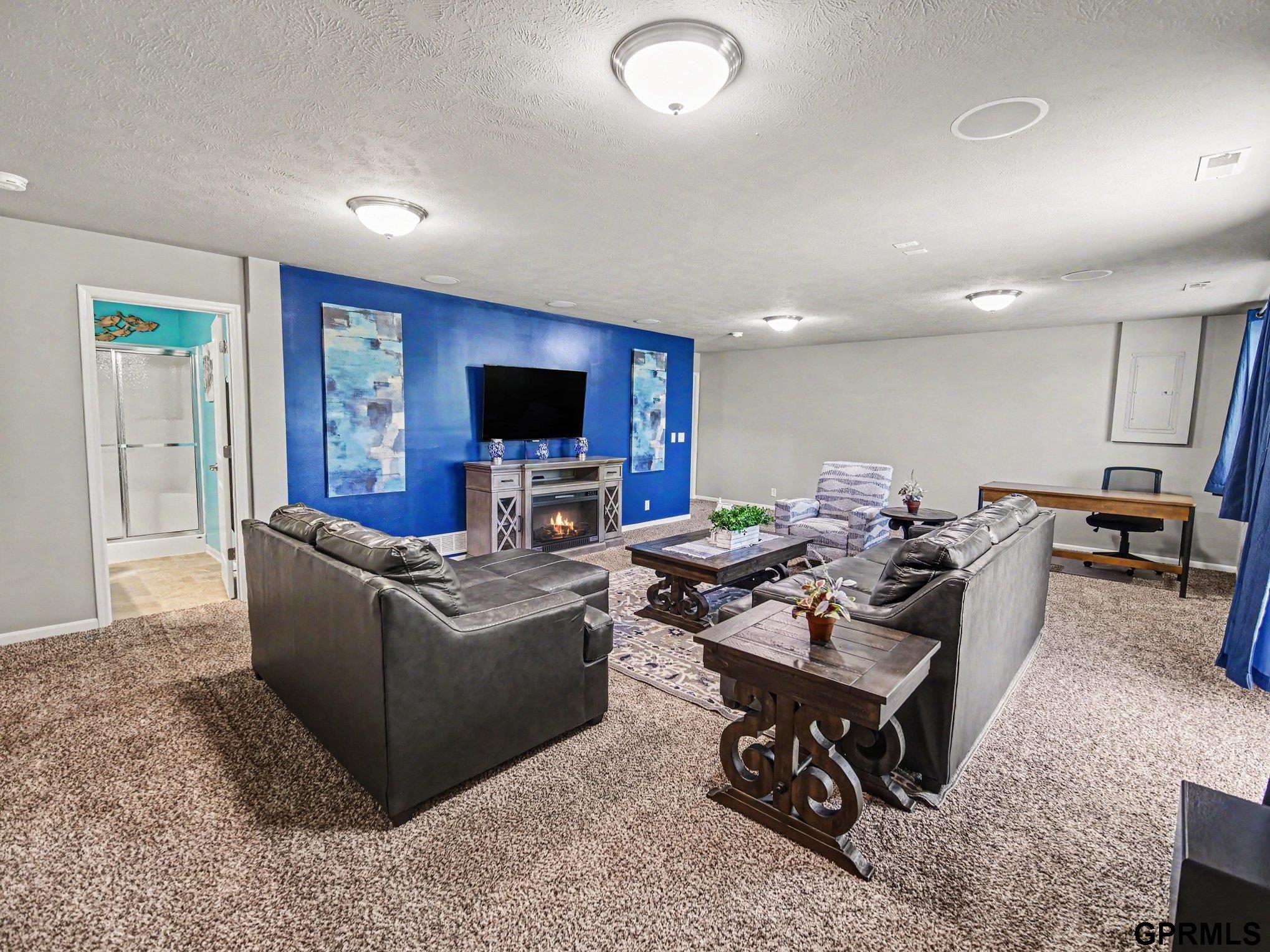 7006 N 143 Circle