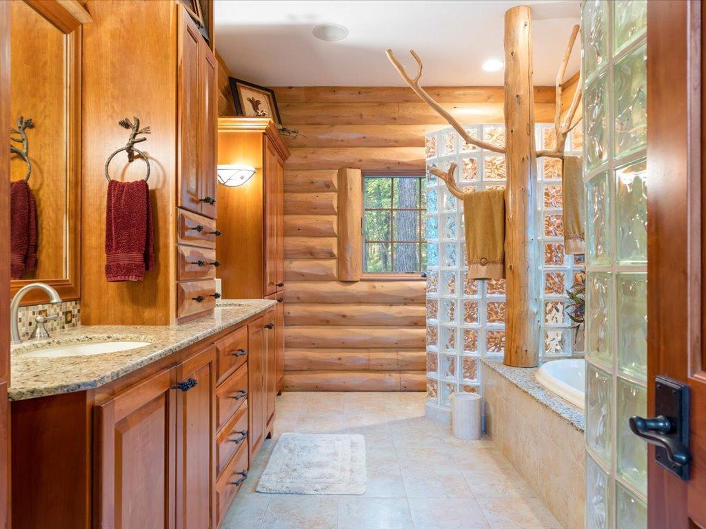 3912 E Del Ray Trail NE