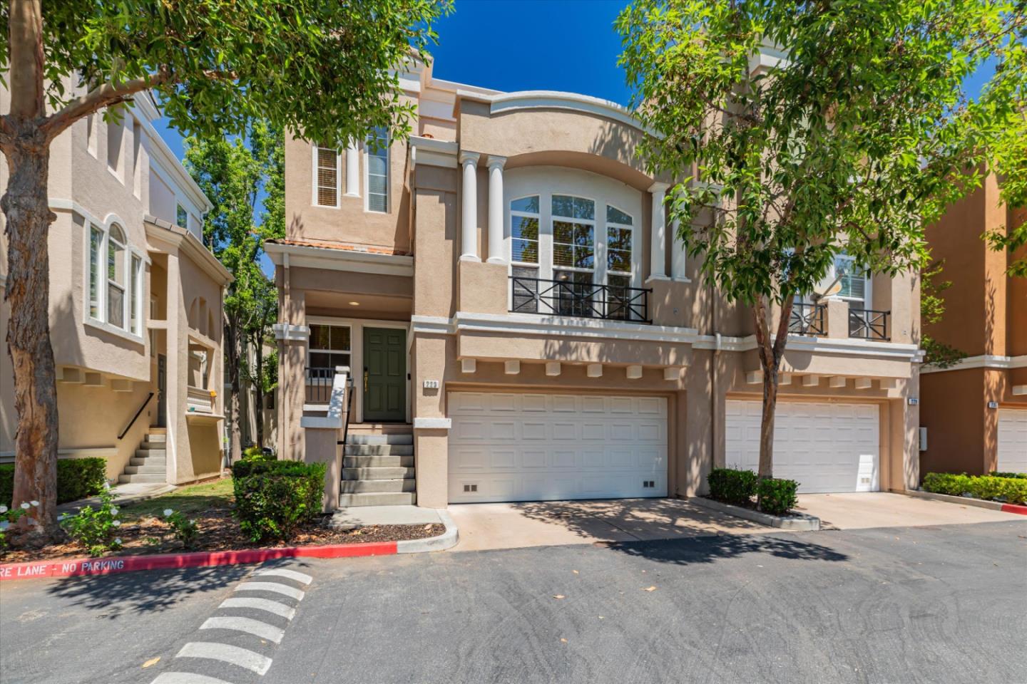 223 Metropolitan DR