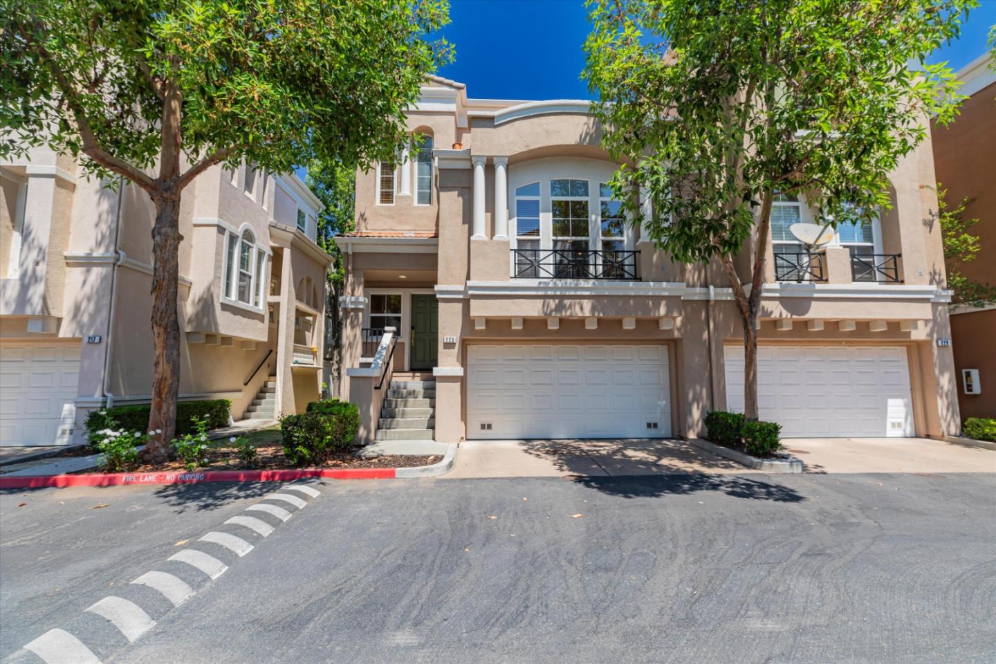 223 Metropolitan DR
