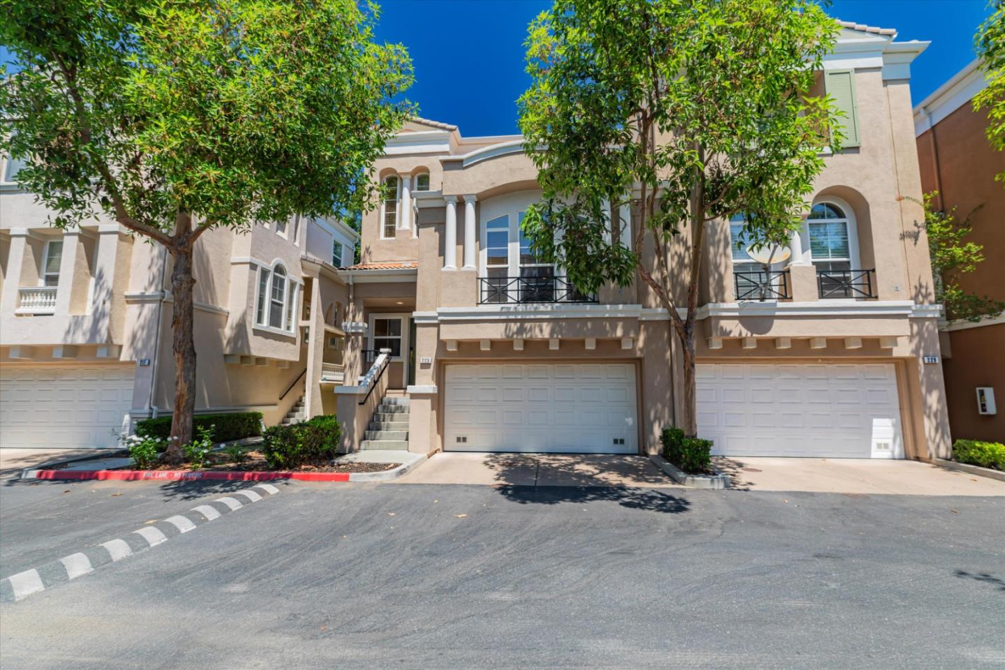 223 Metropolitan DR