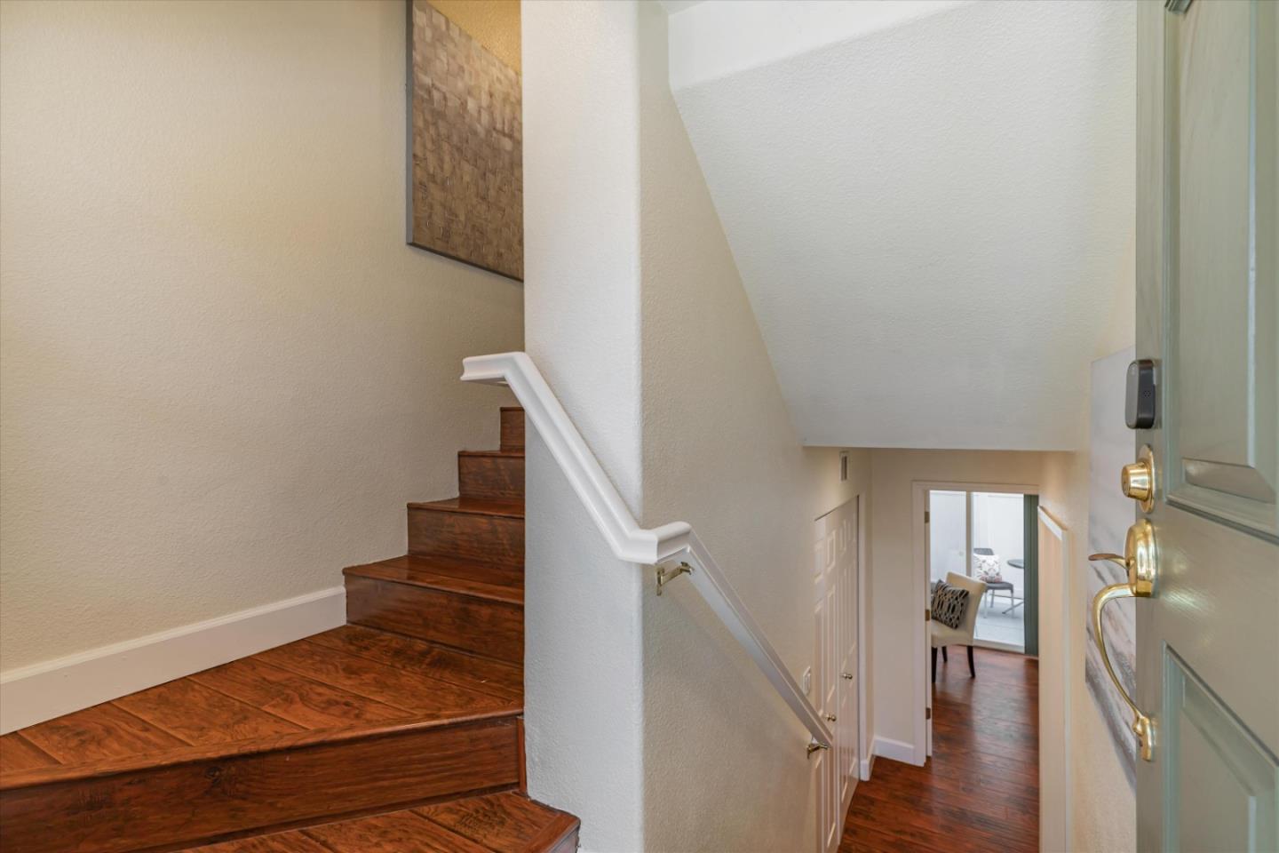 223 Metropolitan DR