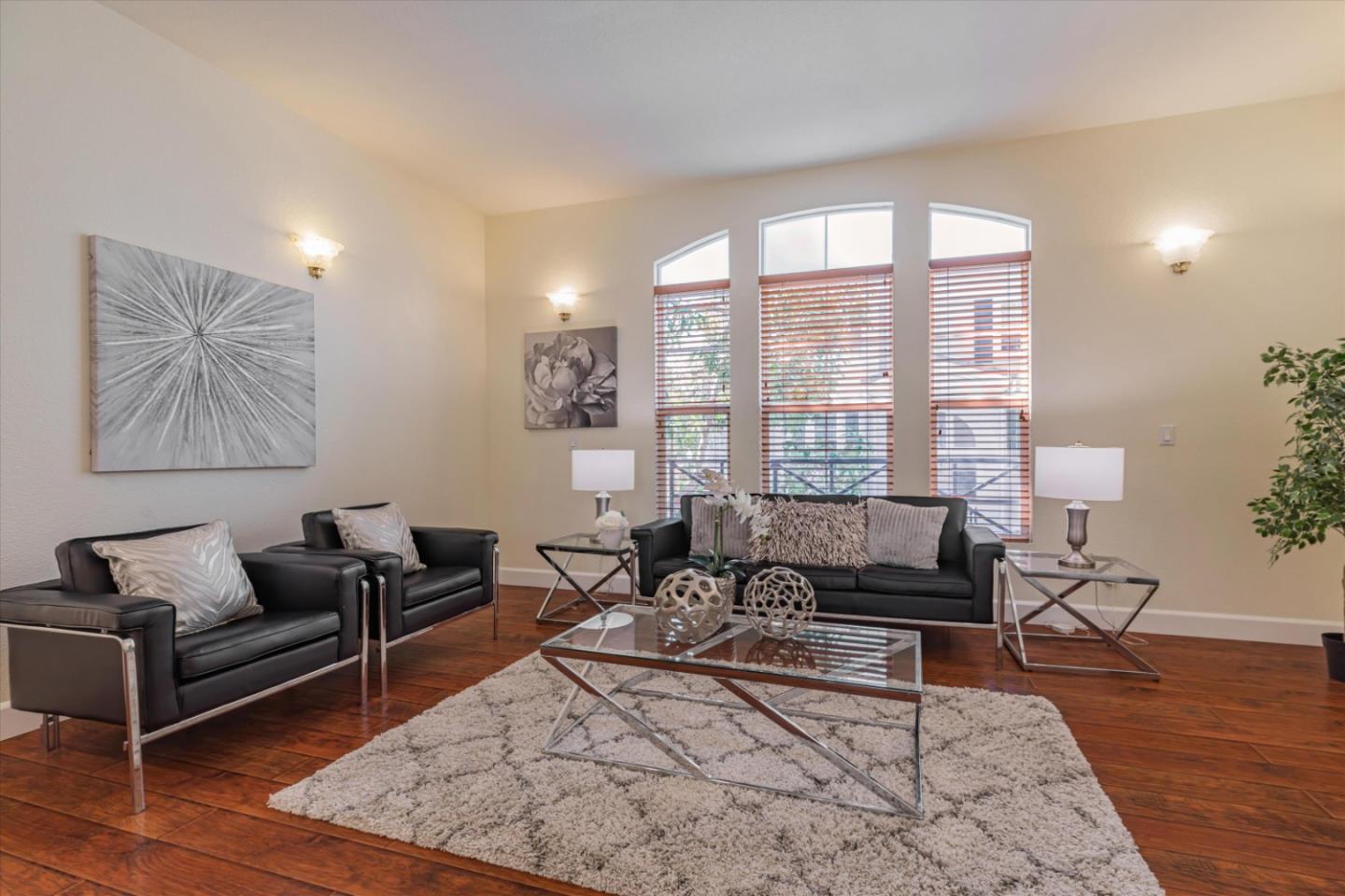 223 Metropolitan DR