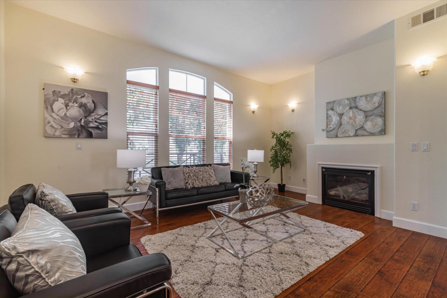 223 Metropolitan DR