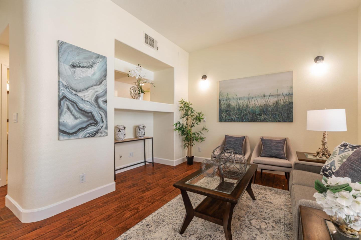 223 Metropolitan DR
