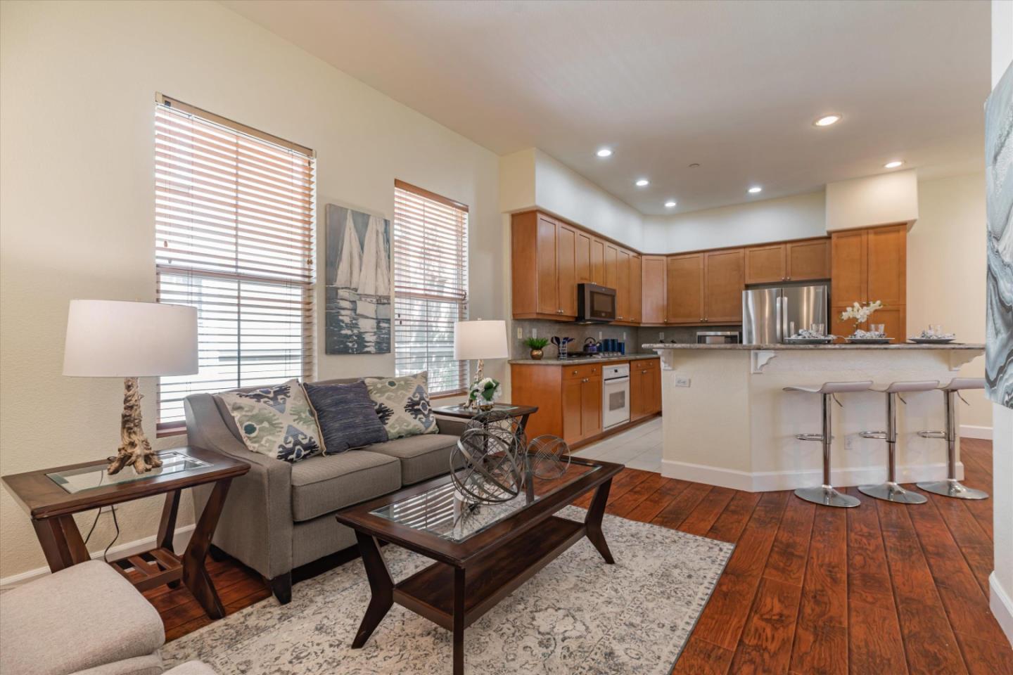 223 Metropolitan DR