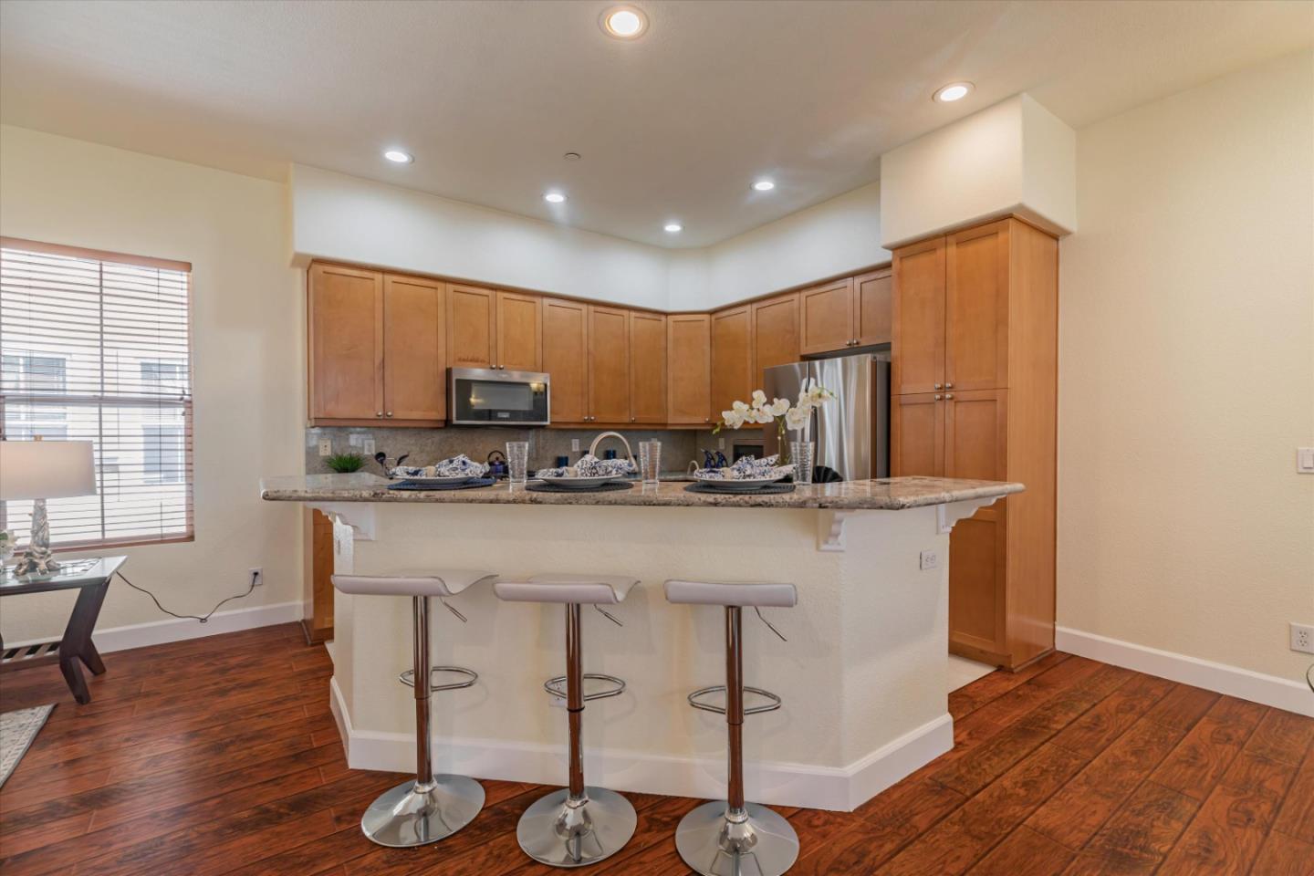 223 Metropolitan DR