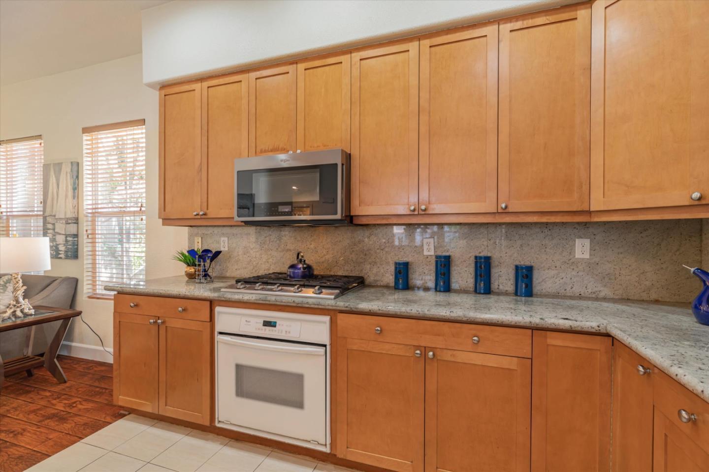 223 Metropolitan DR
