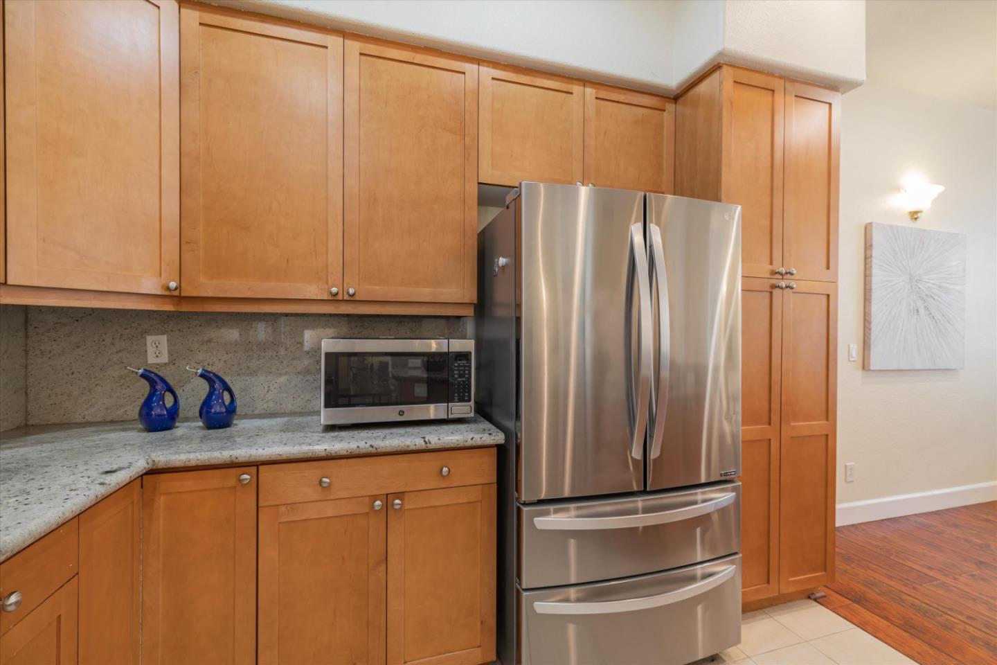 223 Metropolitan DR