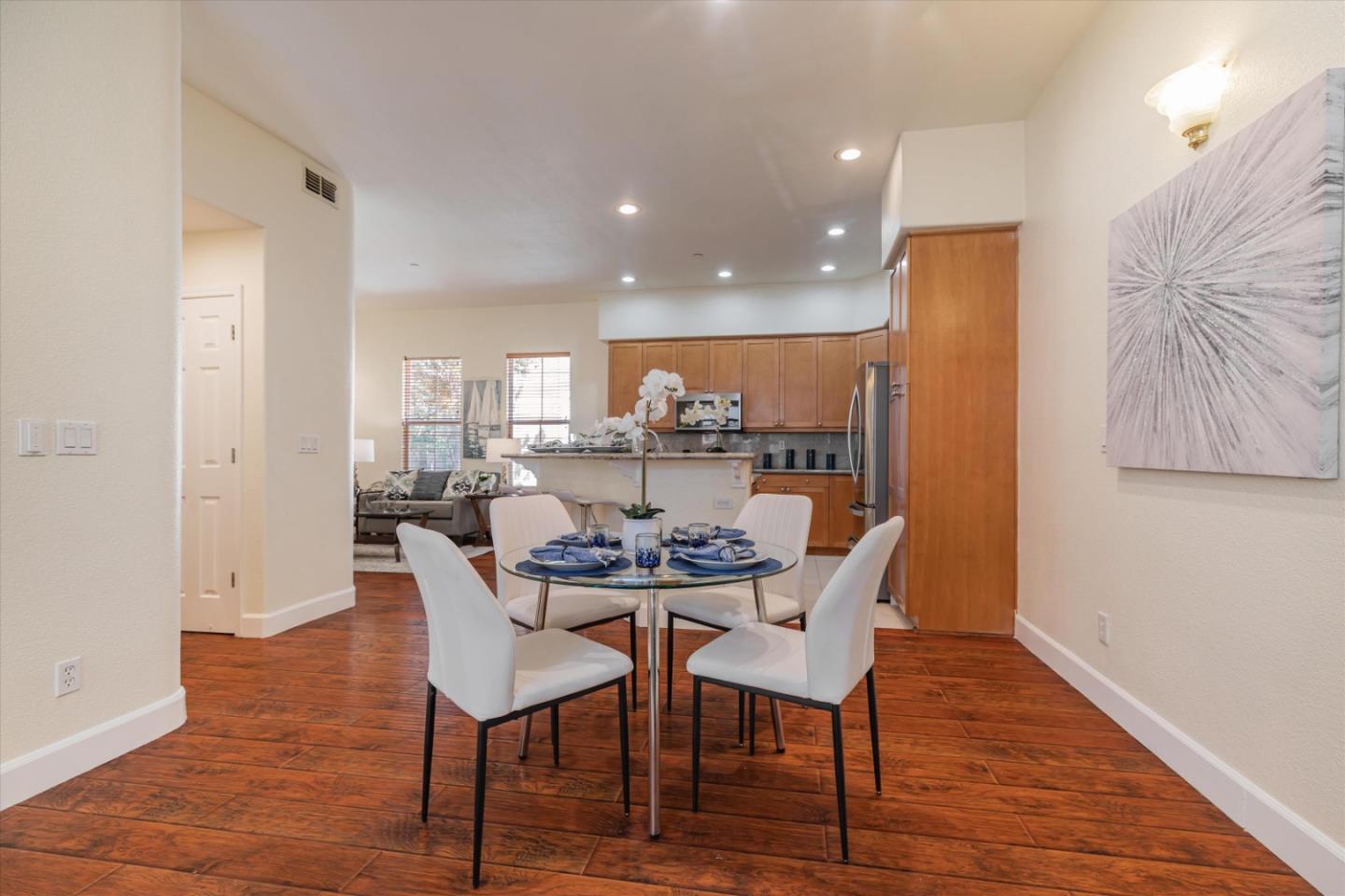 223 Metropolitan DR