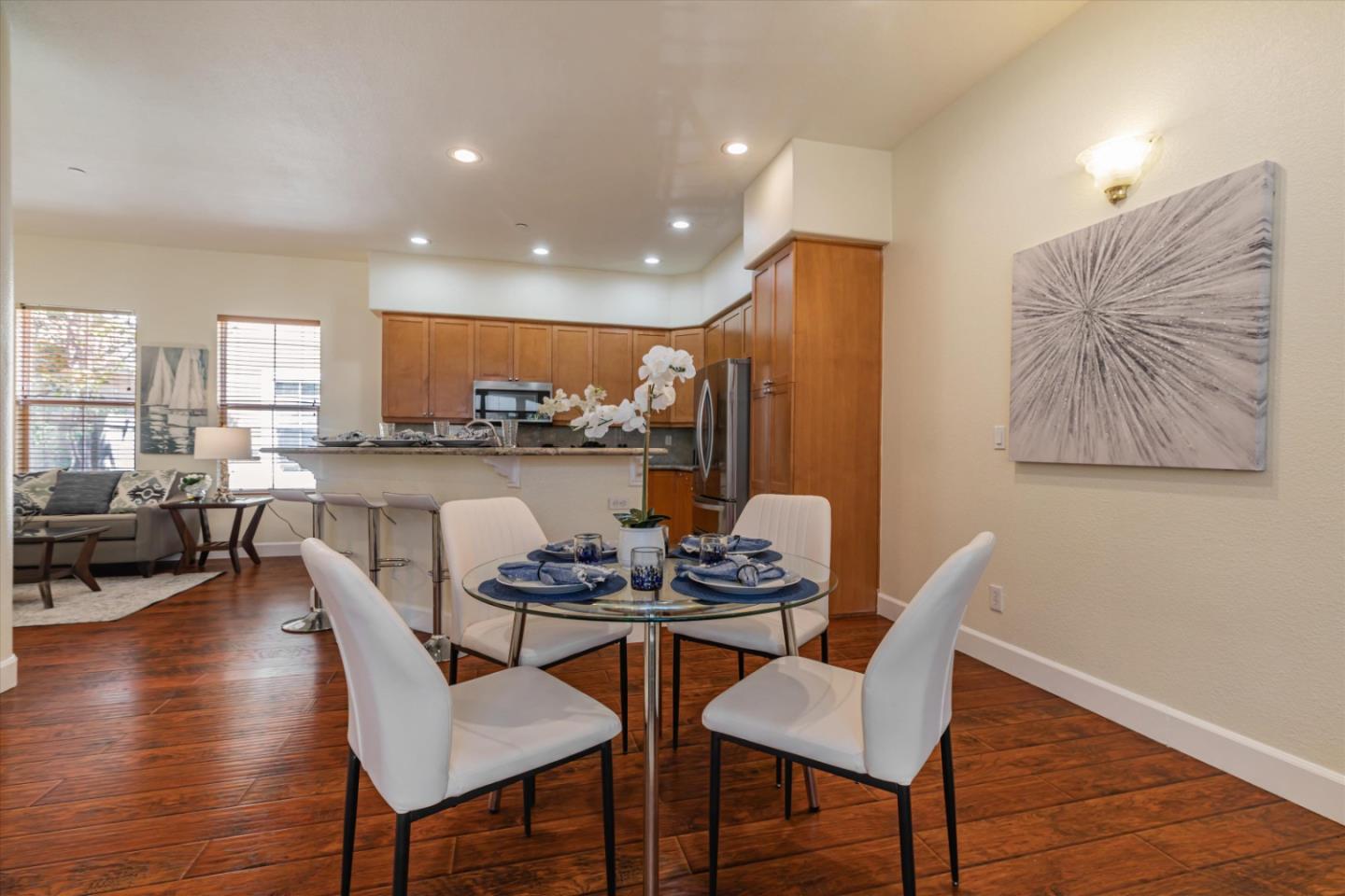 223 Metropolitan DR