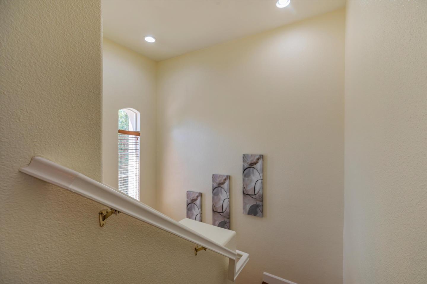 223 Metropolitan DR