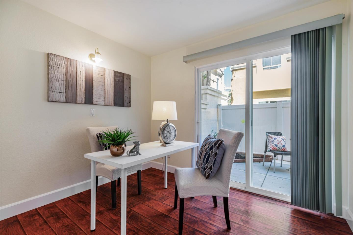 223 Metropolitan DR