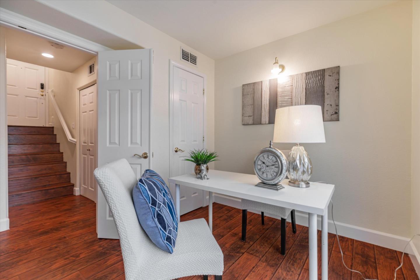 223 Metropolitan DR