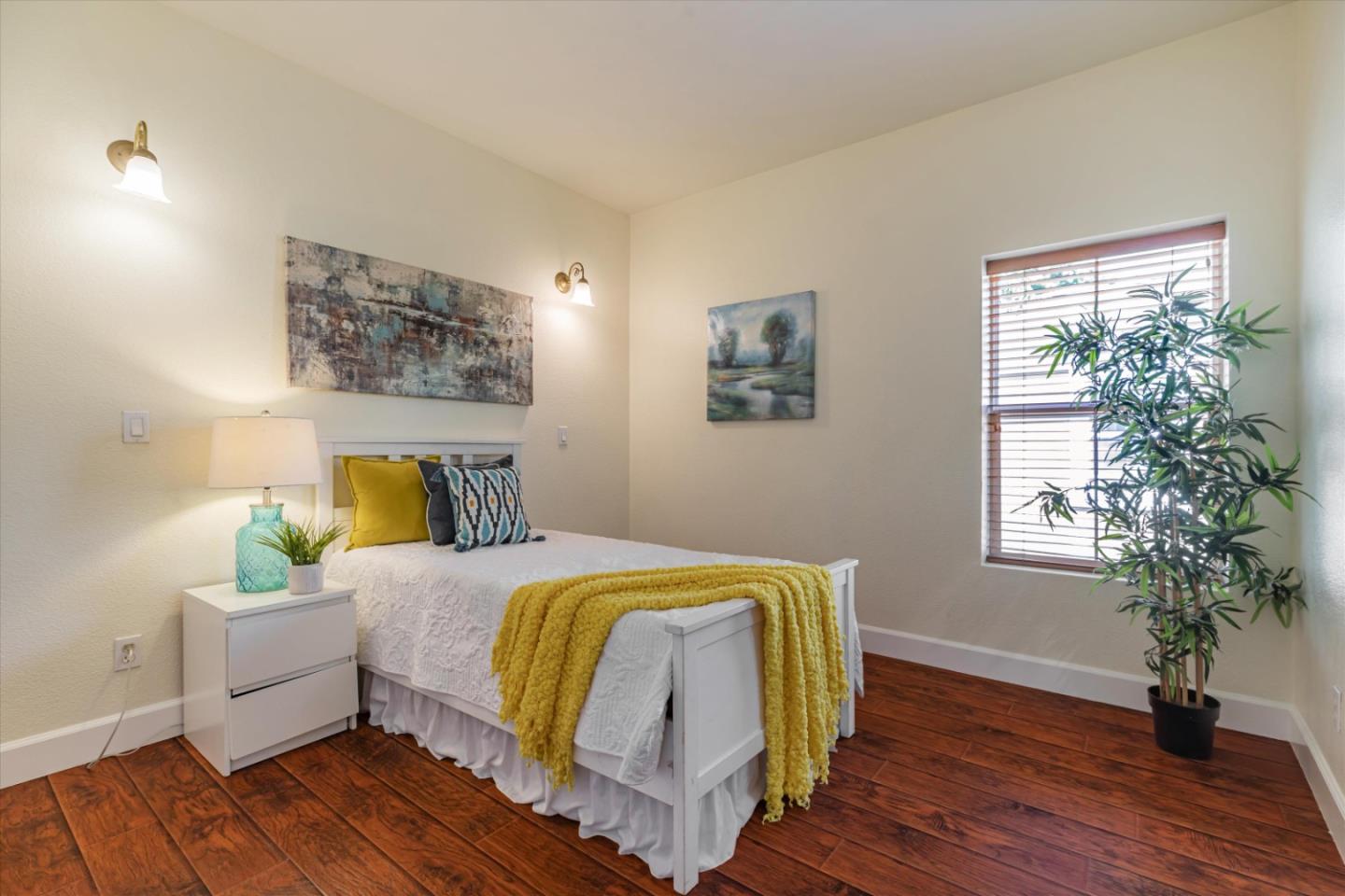 223 Metropolitan DR
