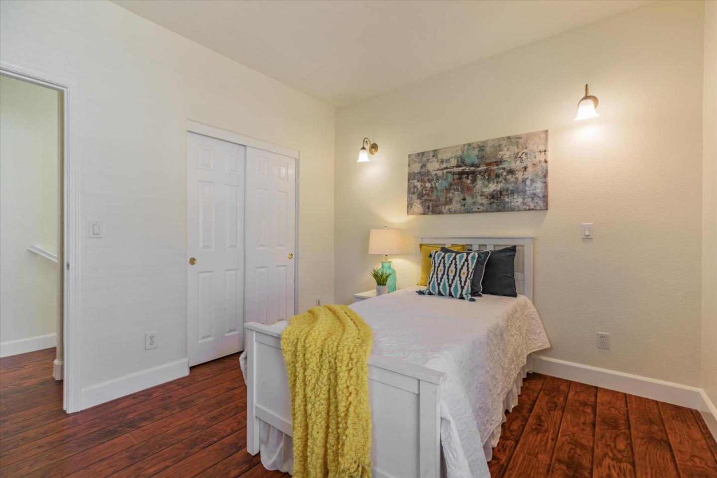 223 Metropolitan DR
