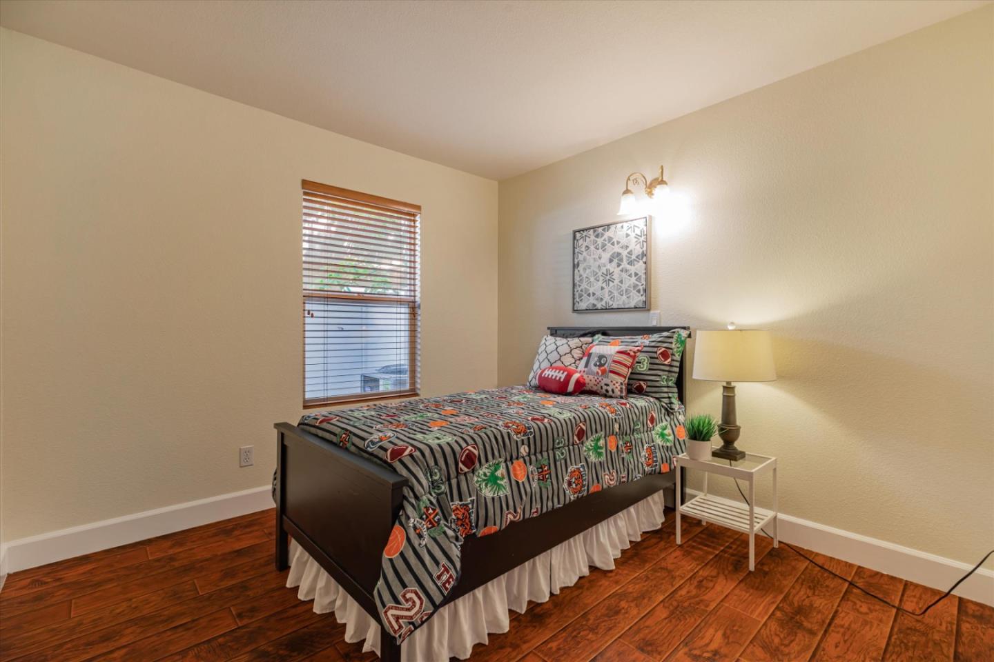 223 Metropolitan DR