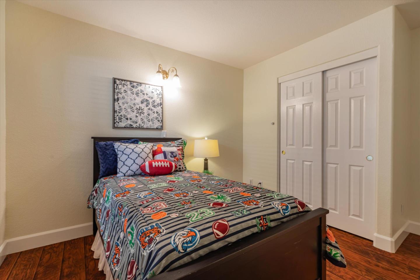 223 Metropolitan DR