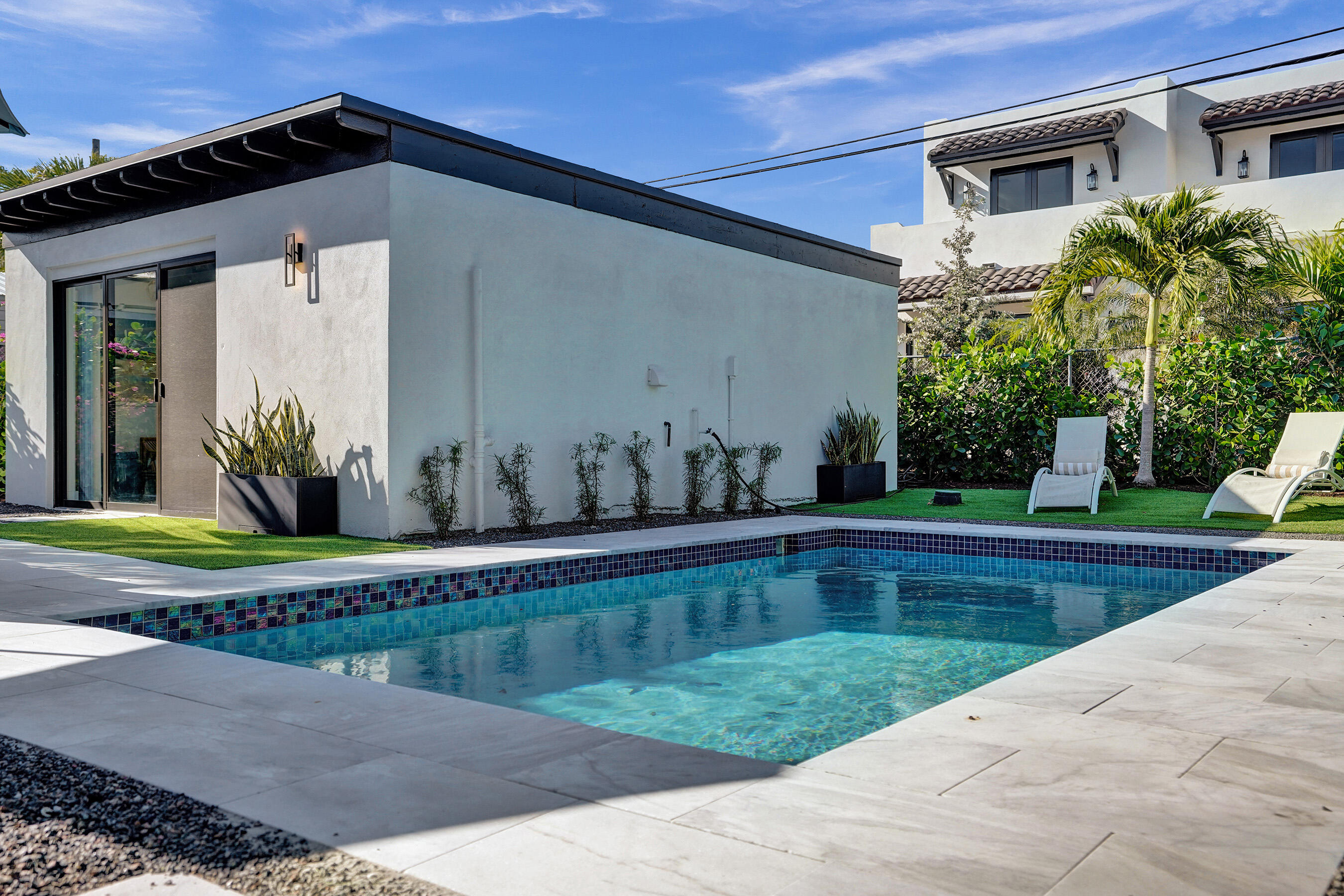 225 NE 10th Street