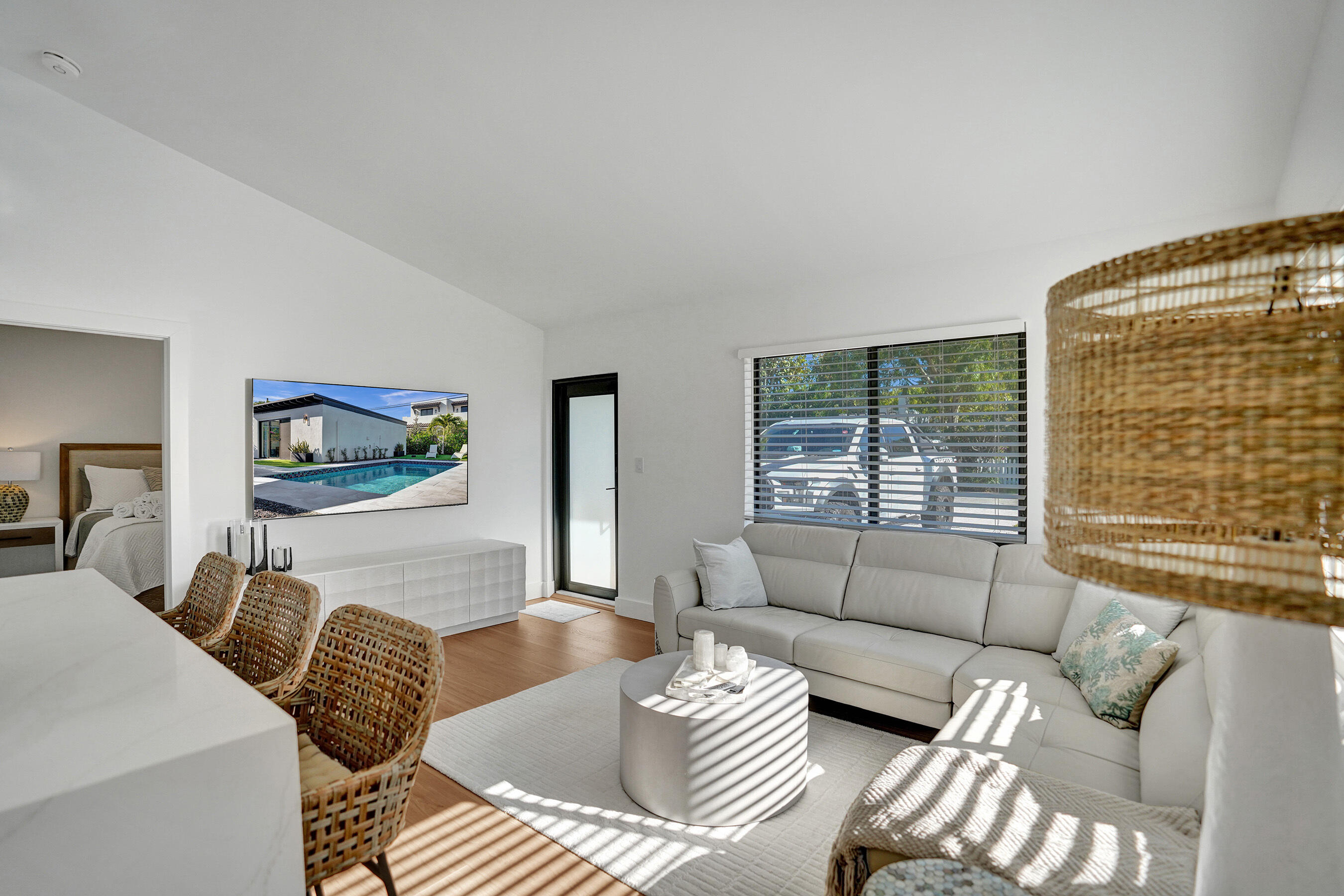 225 NE 10th Street
