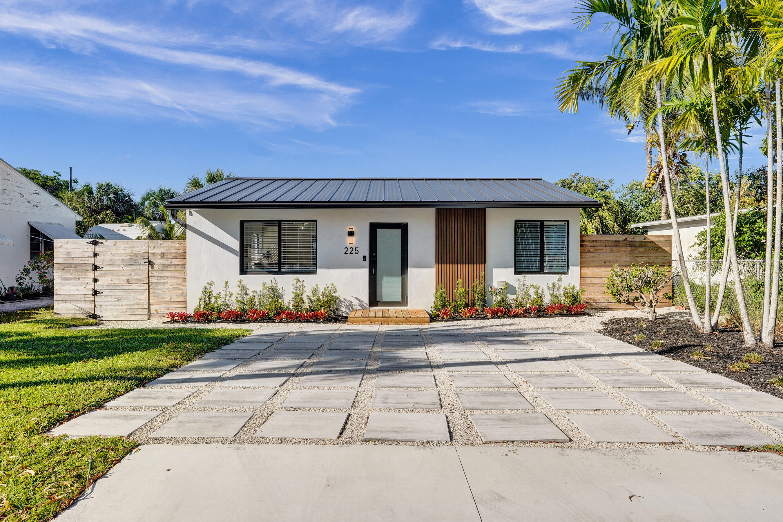 225 NE 10th Street