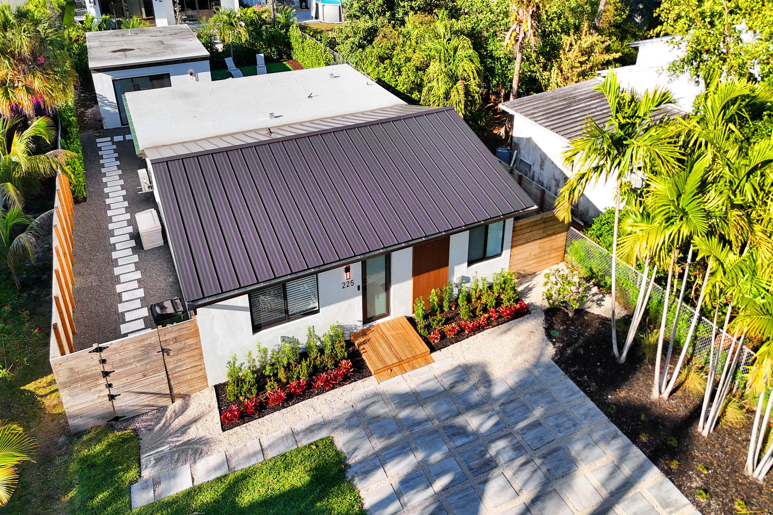 225 NE 10th Street