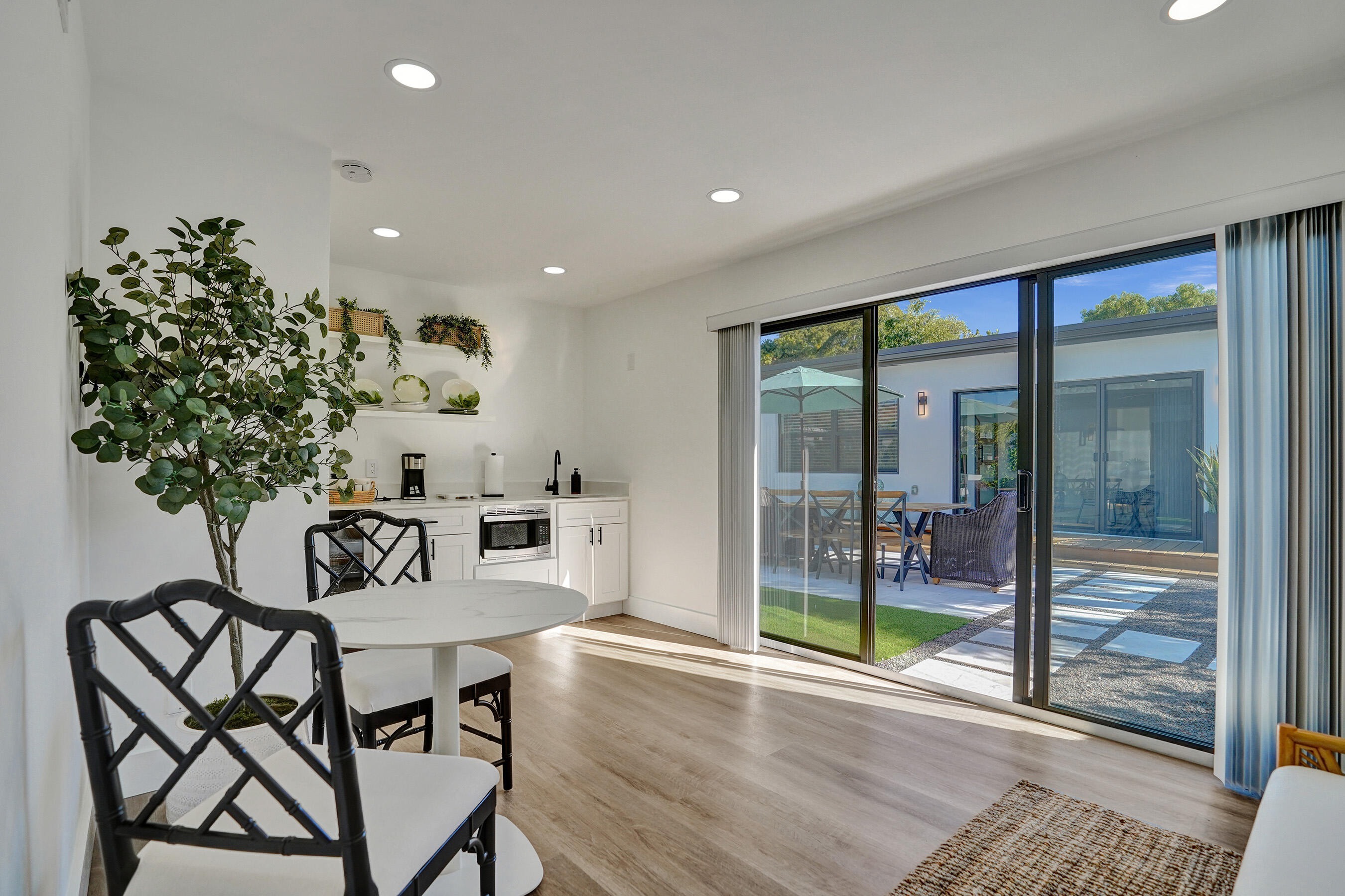 225 NE 10th Street