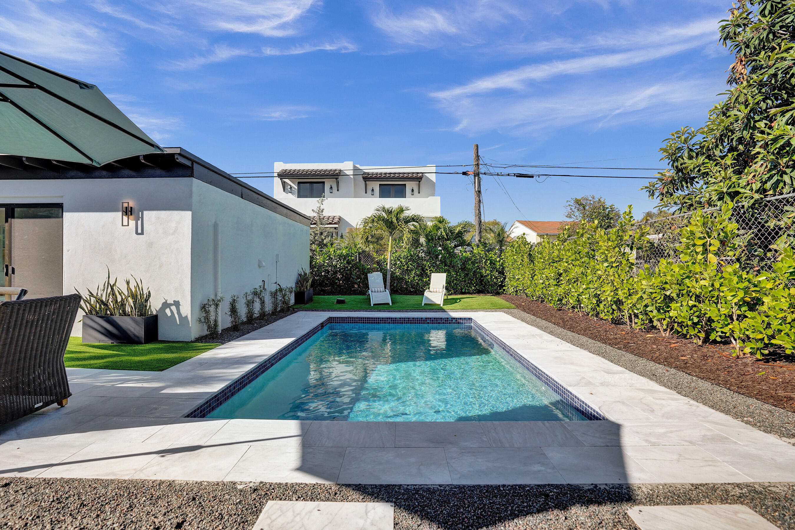 225 NE 10th Street