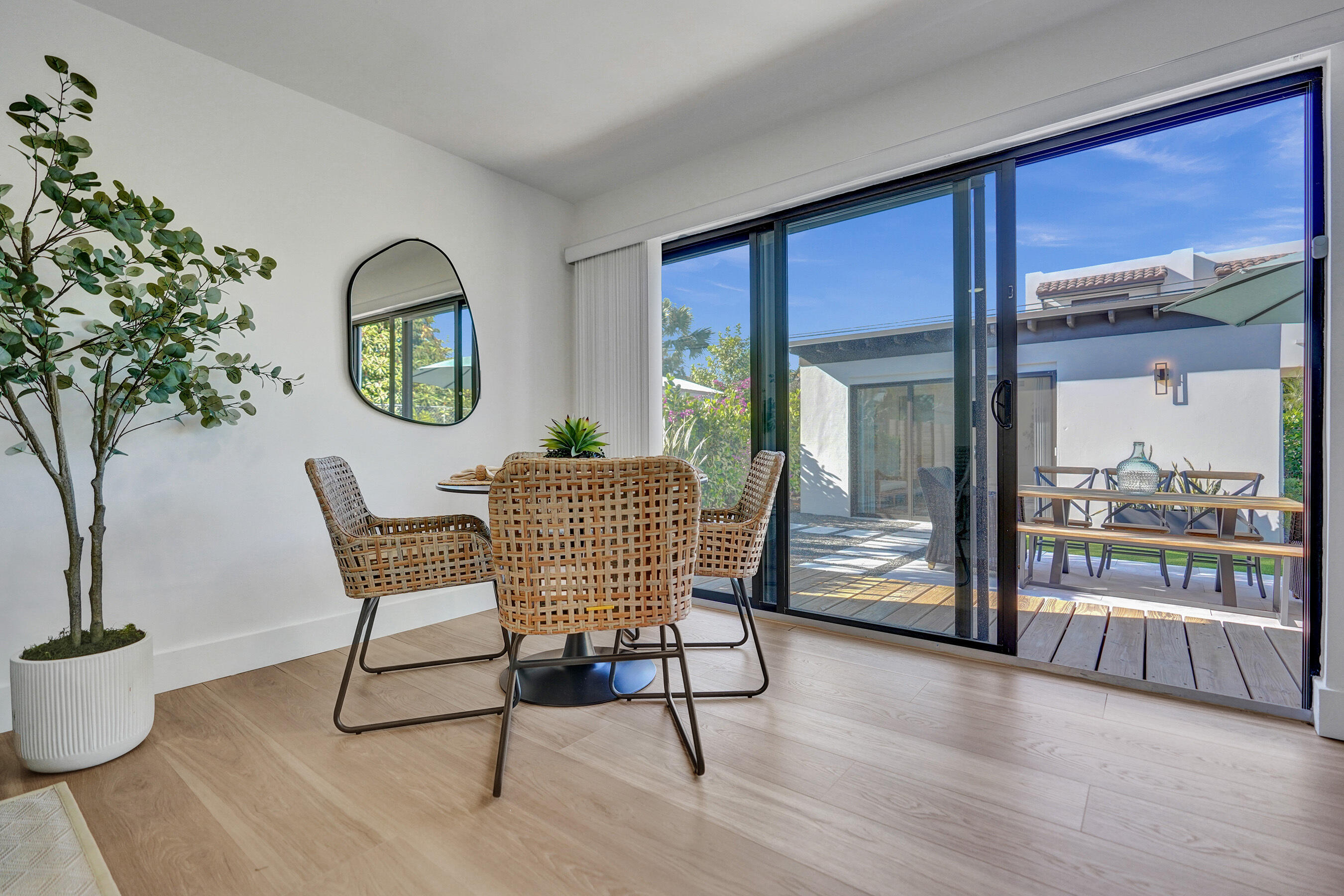 225 NE 10th Street