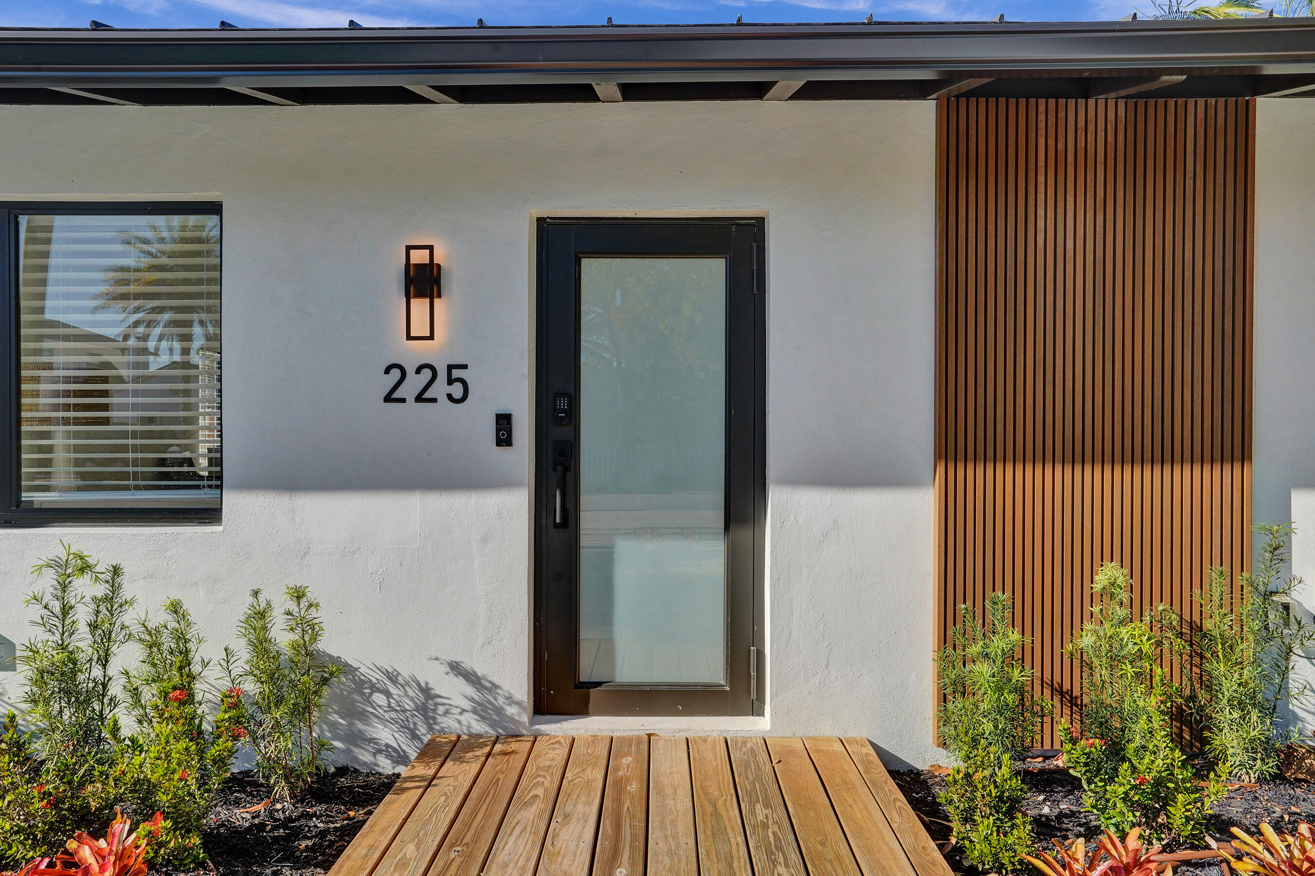 225 NE 10th Street