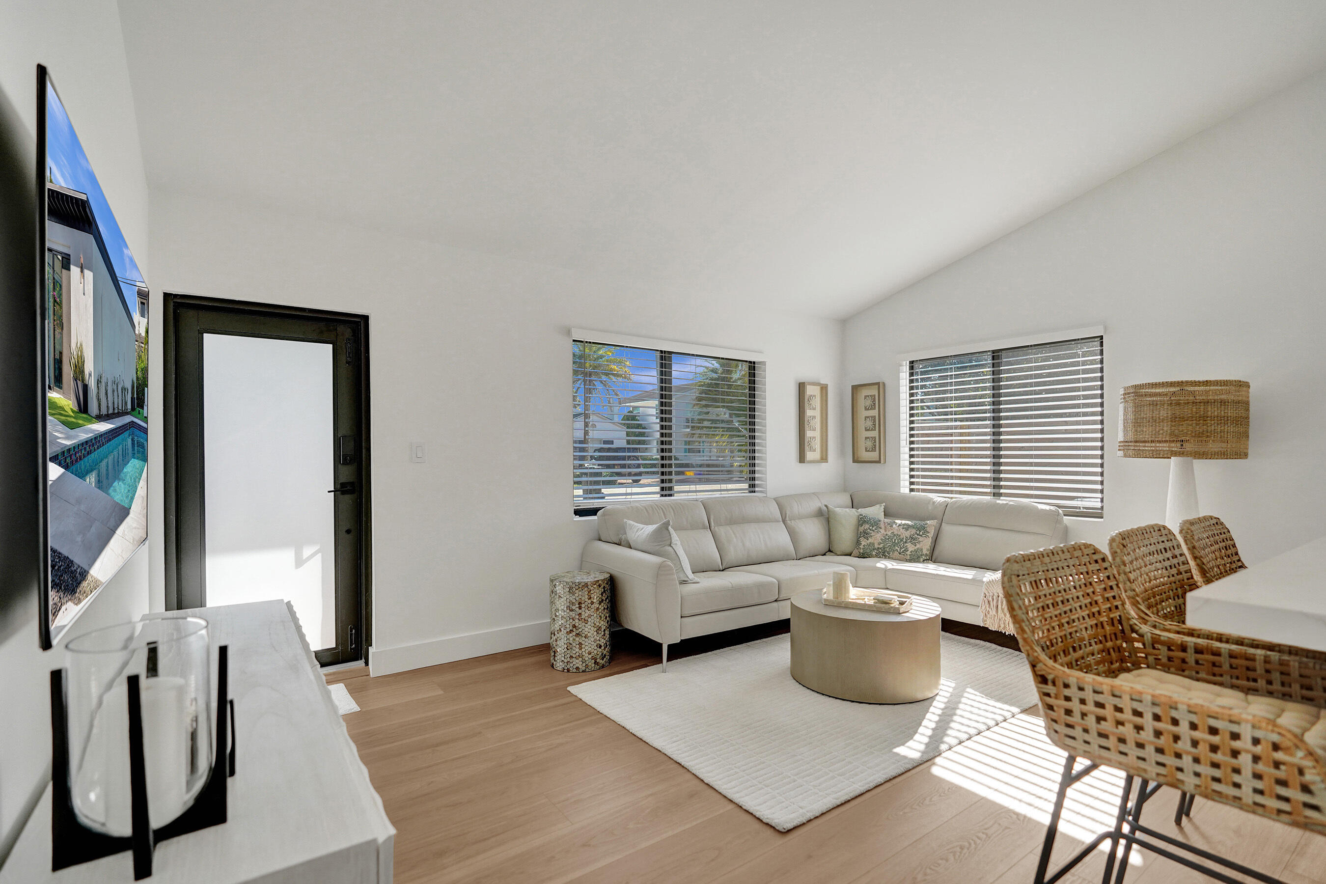 225 NE 10th Street