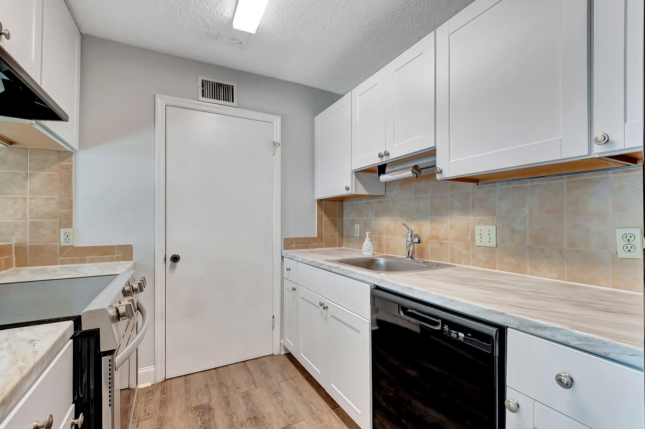 2301 N CONGRESS Avenue 23