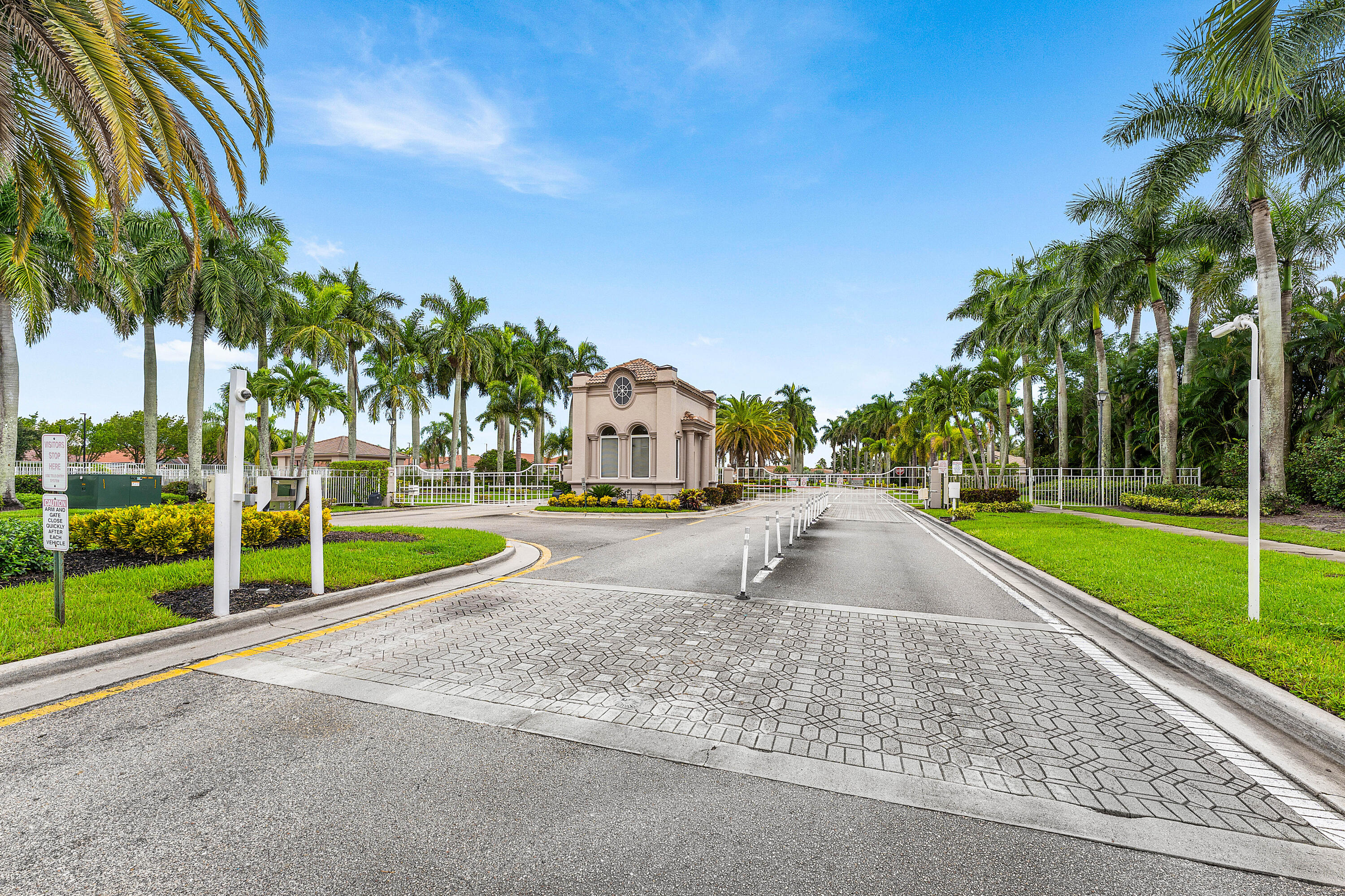 6947 FAIRWAY LAKES Drive