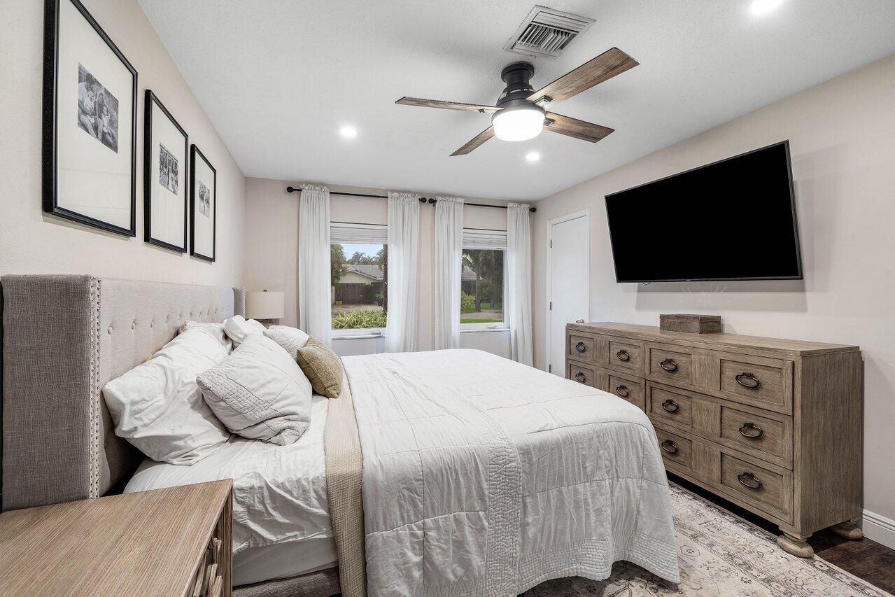 979 SW 13TH Drive