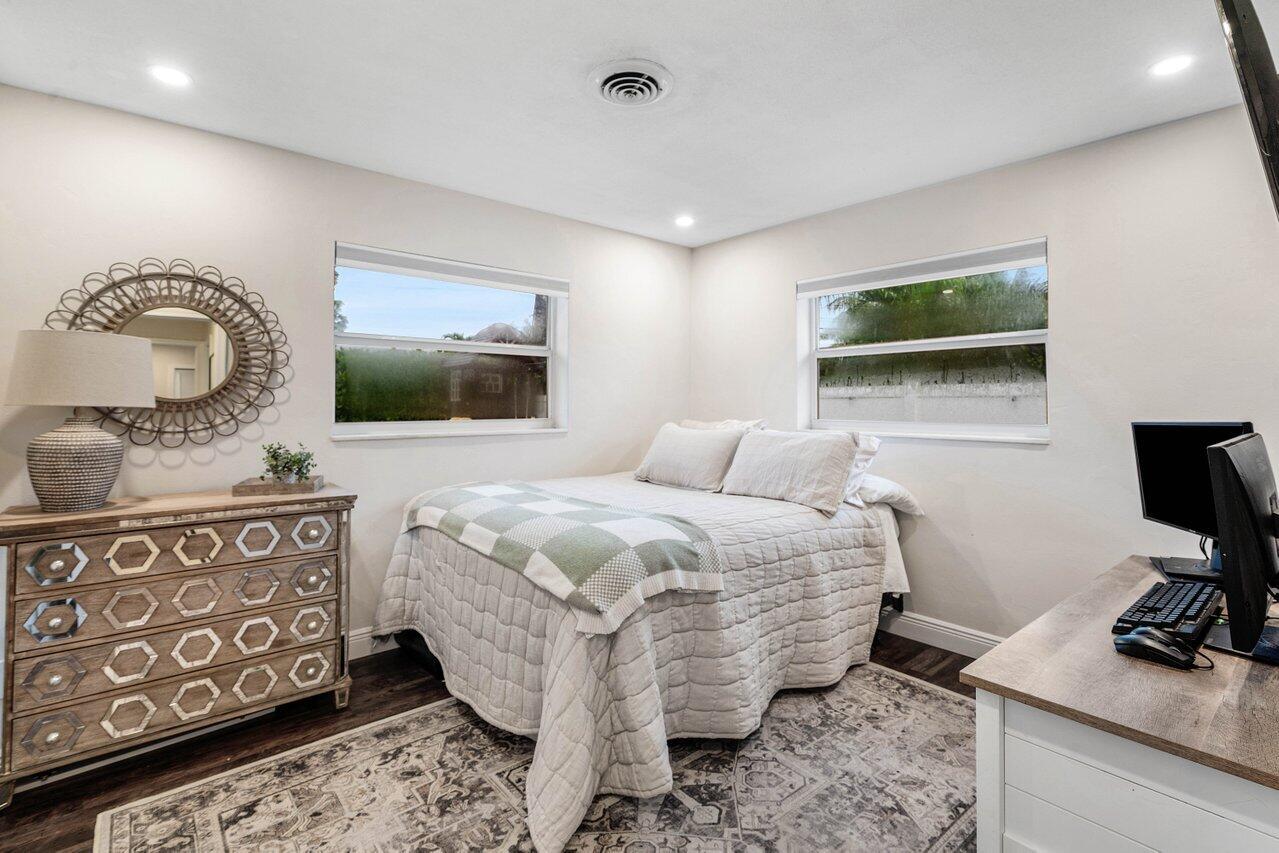 979 SW 13TH Drive