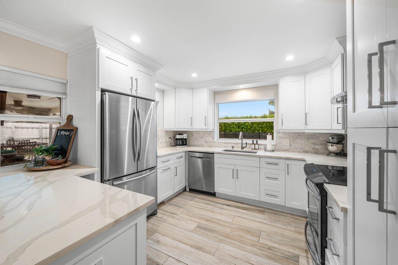 979 SW 13TH Drive