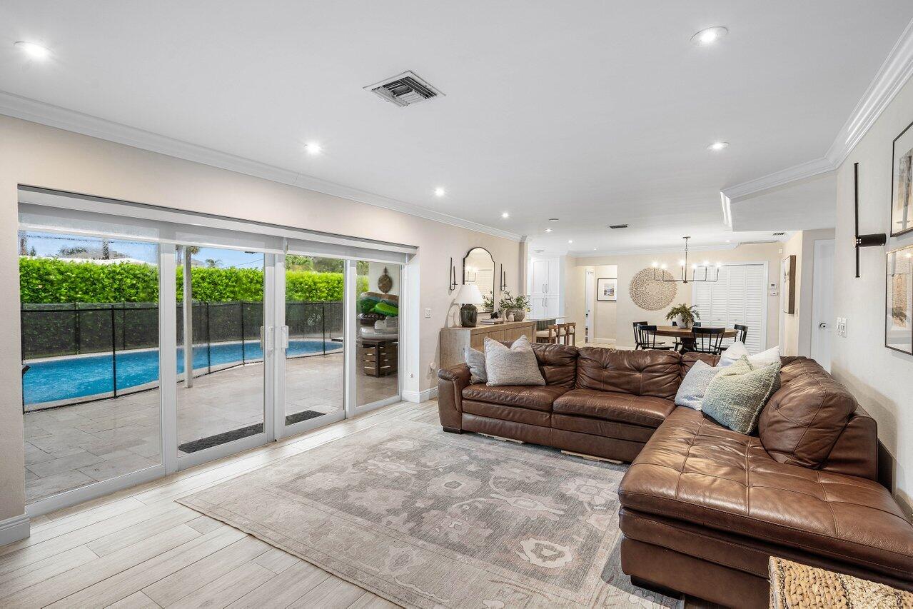 979 SW 13TH Drive