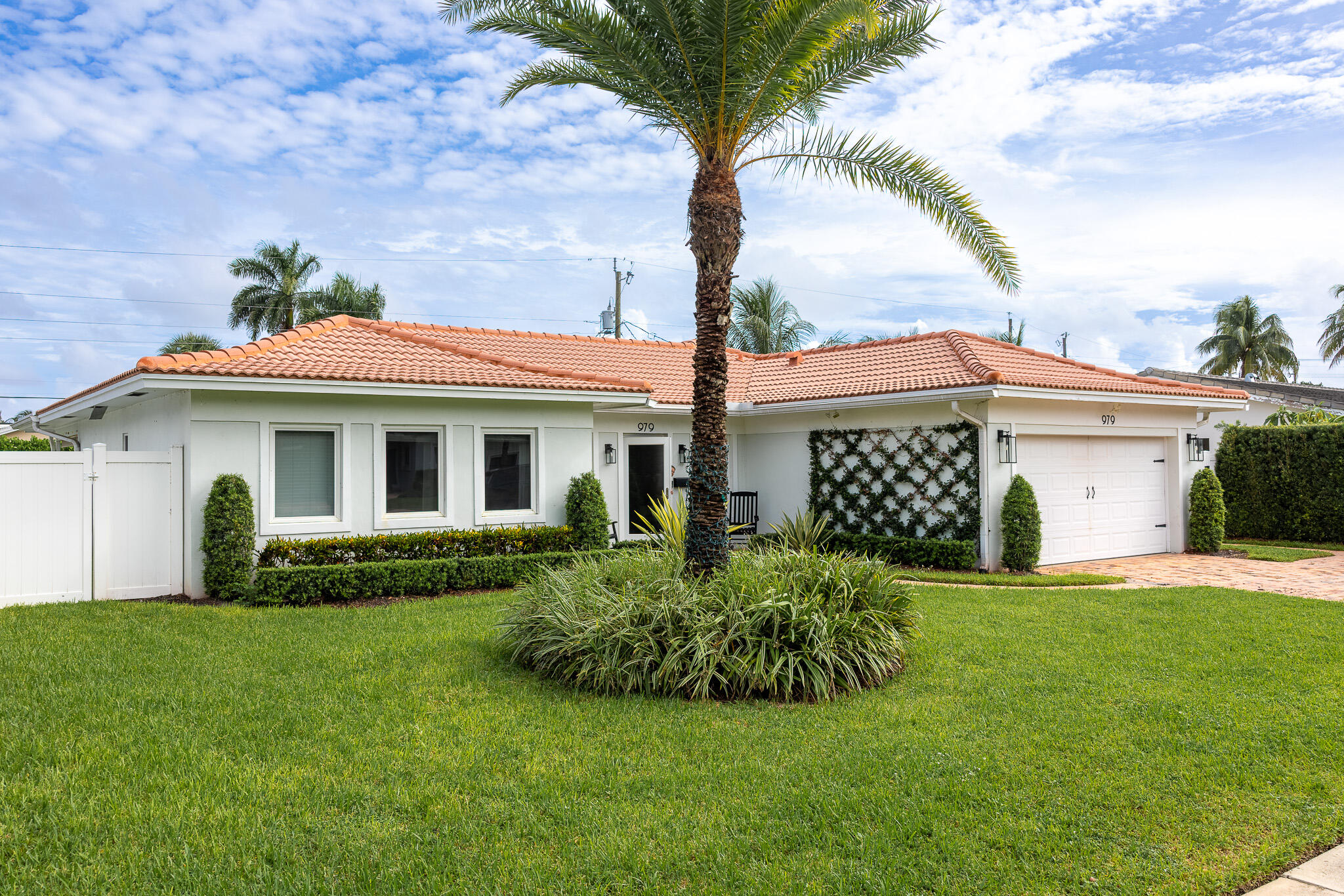 979 SW 13TH Drive