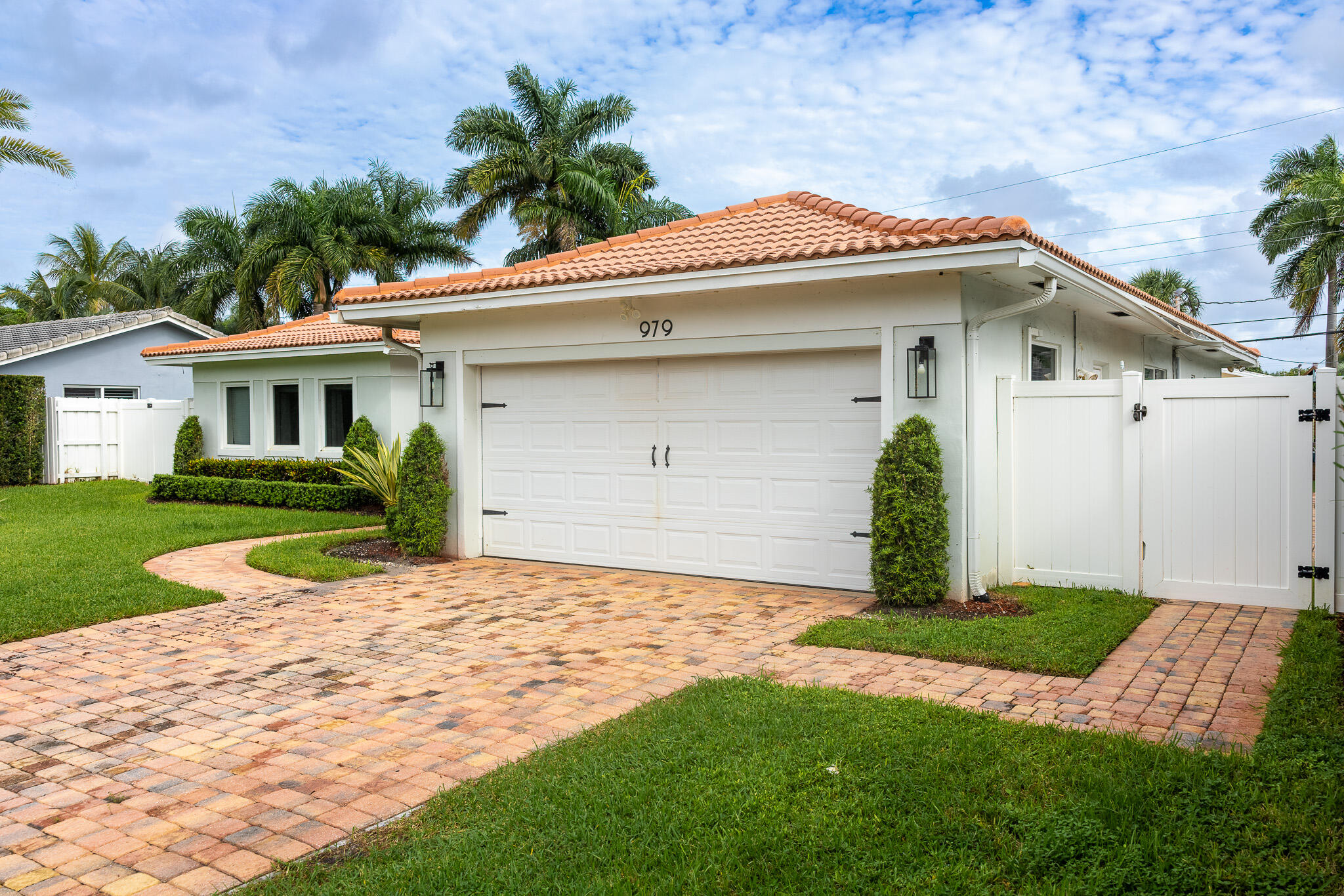 979 SW 13TH Drive