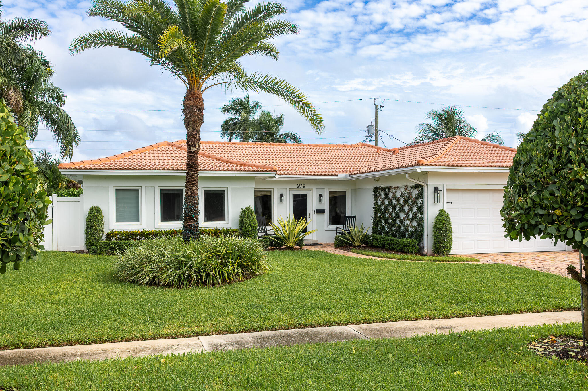 979 SW 13TH Drive