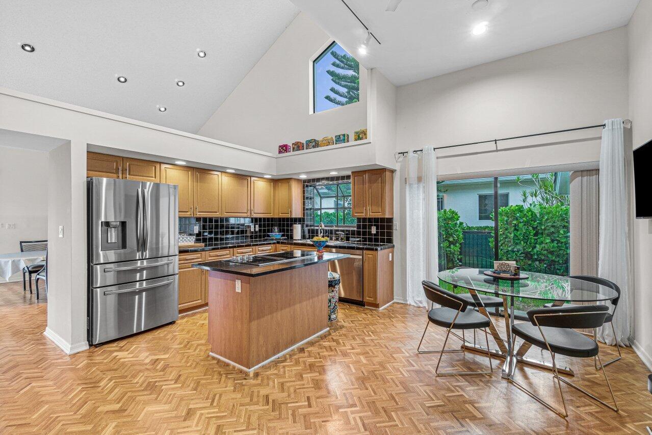 4295 Bocaire Boulevard