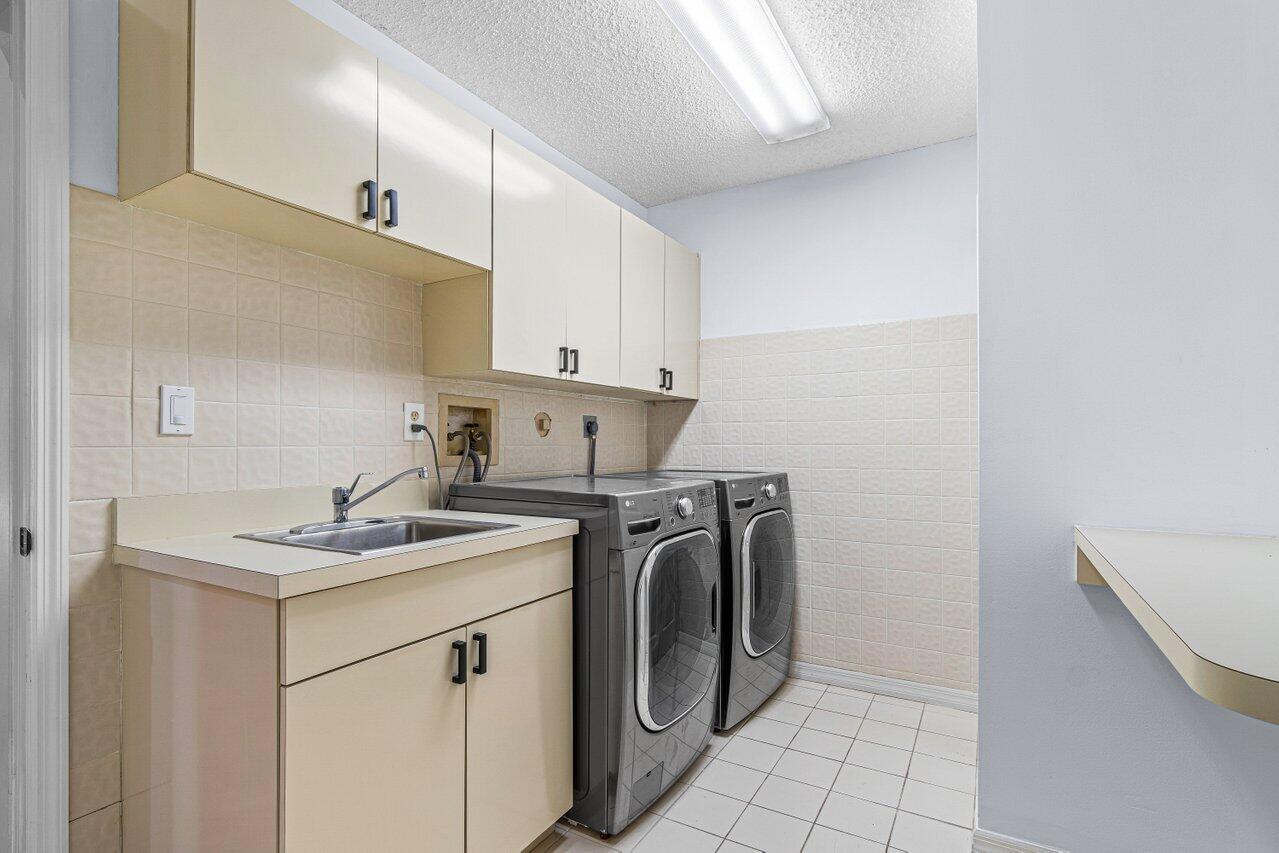 4295 Bocaire Boulevard