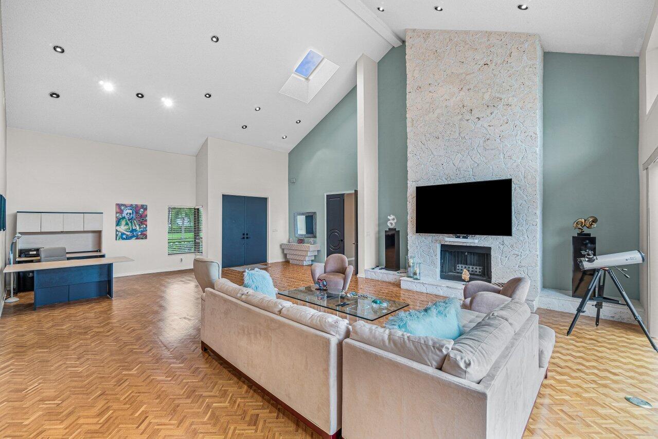 4295 Bocaire Boulevard