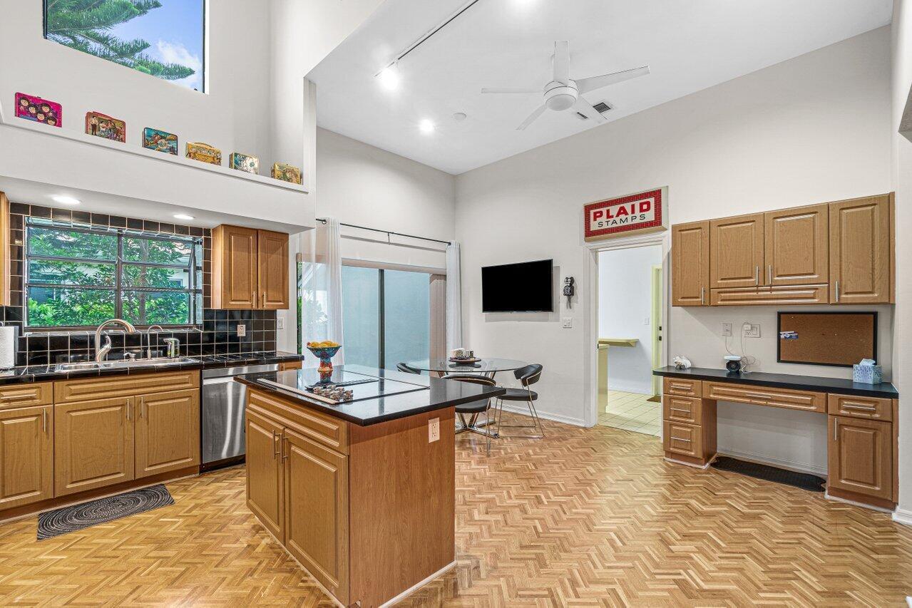 4295 Bocaire Boulevard